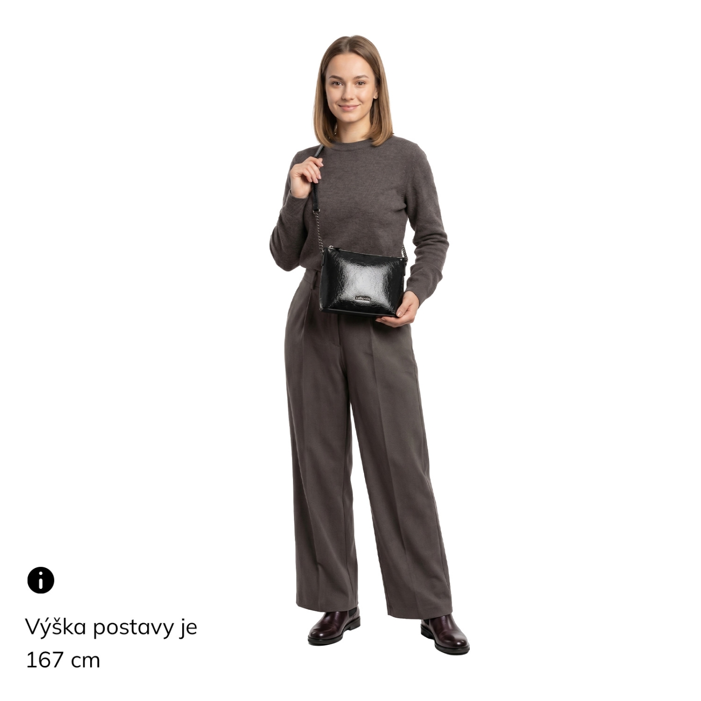Elegantní kabelka z lesklého syntetického materiálu LeSands materiál syntetická kůže zapínání na zip barva černá velikost malá 4374 C Na postavě