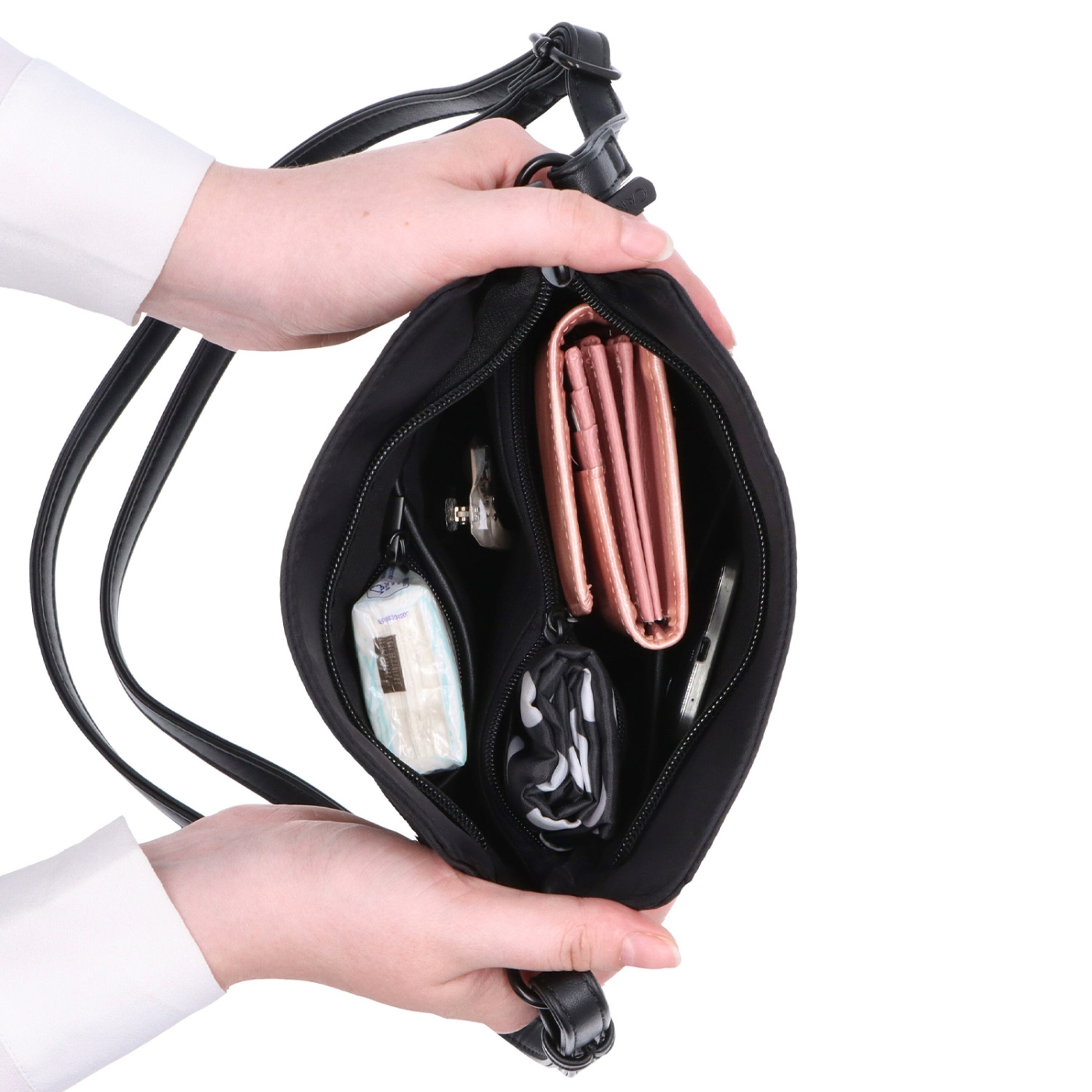 Praktická crossbody kabelka s extra kapsou Carmelo materiál nylon zapínání na zip barva černá velikost malá 6607 C Vnitřek