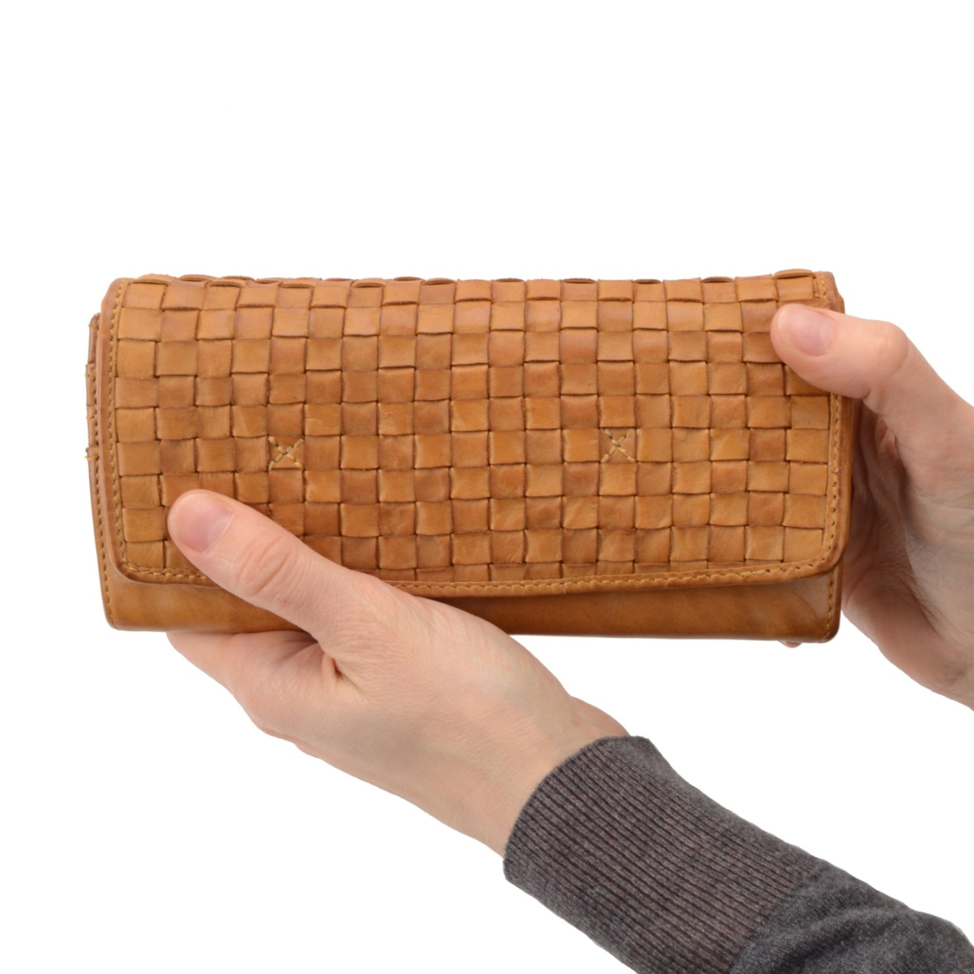 Dlouhá proplétaná peněženka Noelia Bolger materiál kůže zapínání na cvoček barva žlutá velikost velká 5105 NB ZLU V ruce