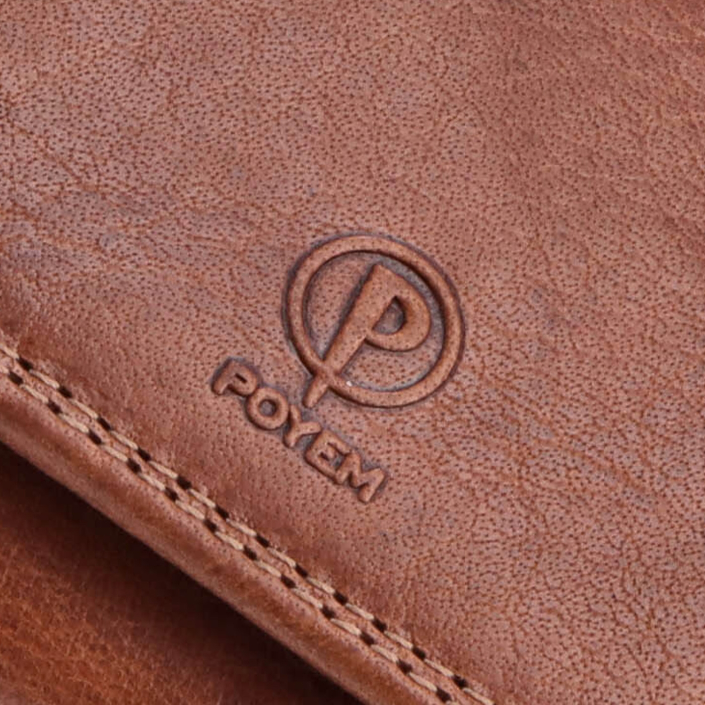 Praktická kožená peněženka Poyem materiál kůže zapínání na cvoček barva koňaková velikost malá 5216 Poyem KO Logo