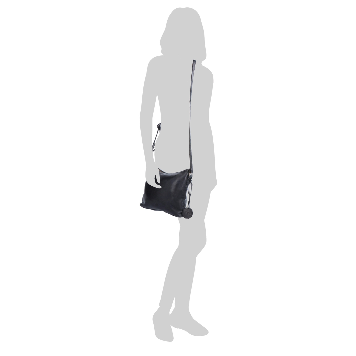 Kožená crossbody kabelka s moderním designem Noelia Bolger materiál kůže zapínání na zip barva černá velikost malá NB 2400 C Na postavě