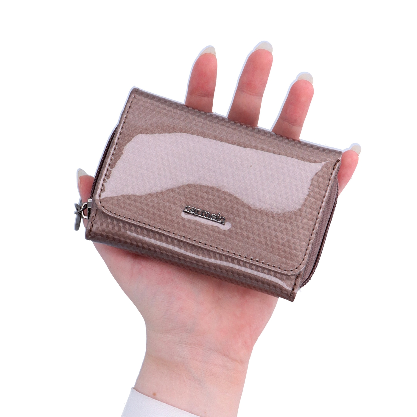 Lakovaná kožená peněženka s moderním vzorem Carmelo materiál kůže zapínání na zip barva taupe velikost malá 2105 K T V ruce