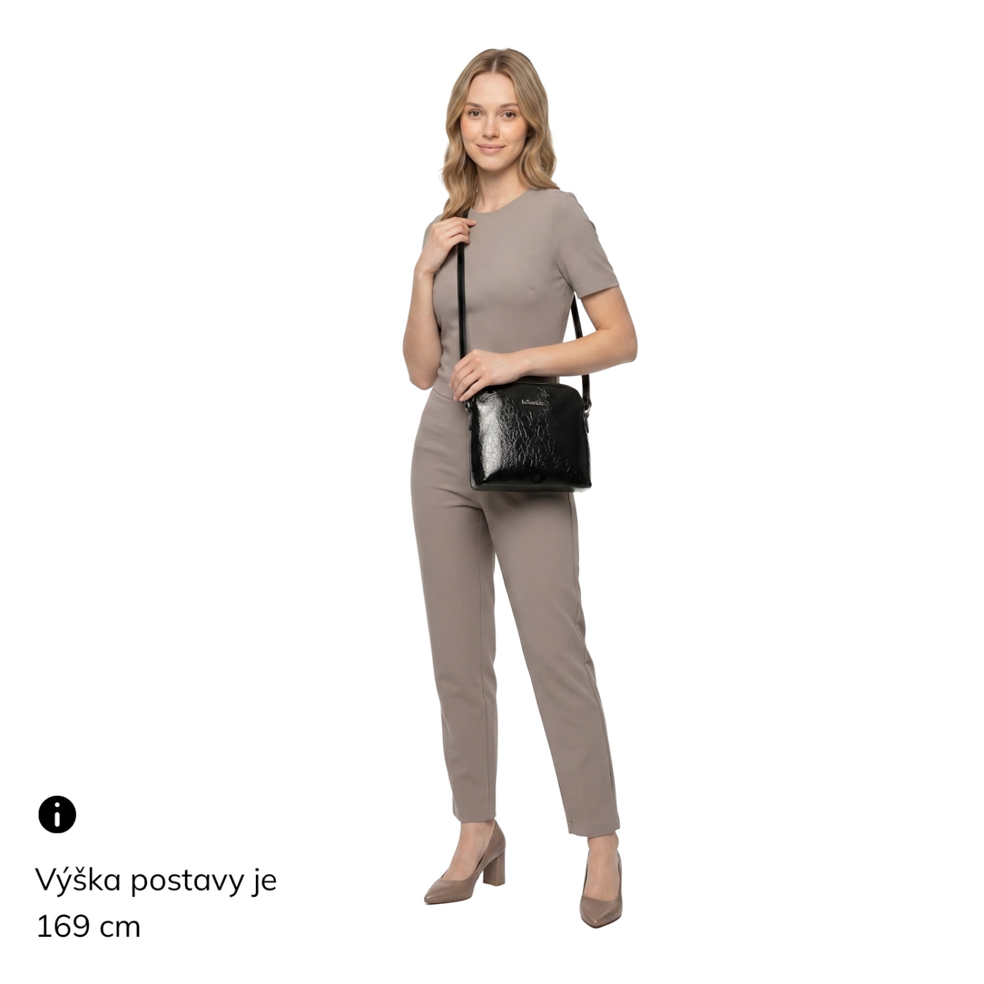 Designová crossbody vintage kabelka se strukturovaným vzorem Le Sands materiál syntetická kůže zapínání na zip barva černá velikost malá 4371 C Na postavě