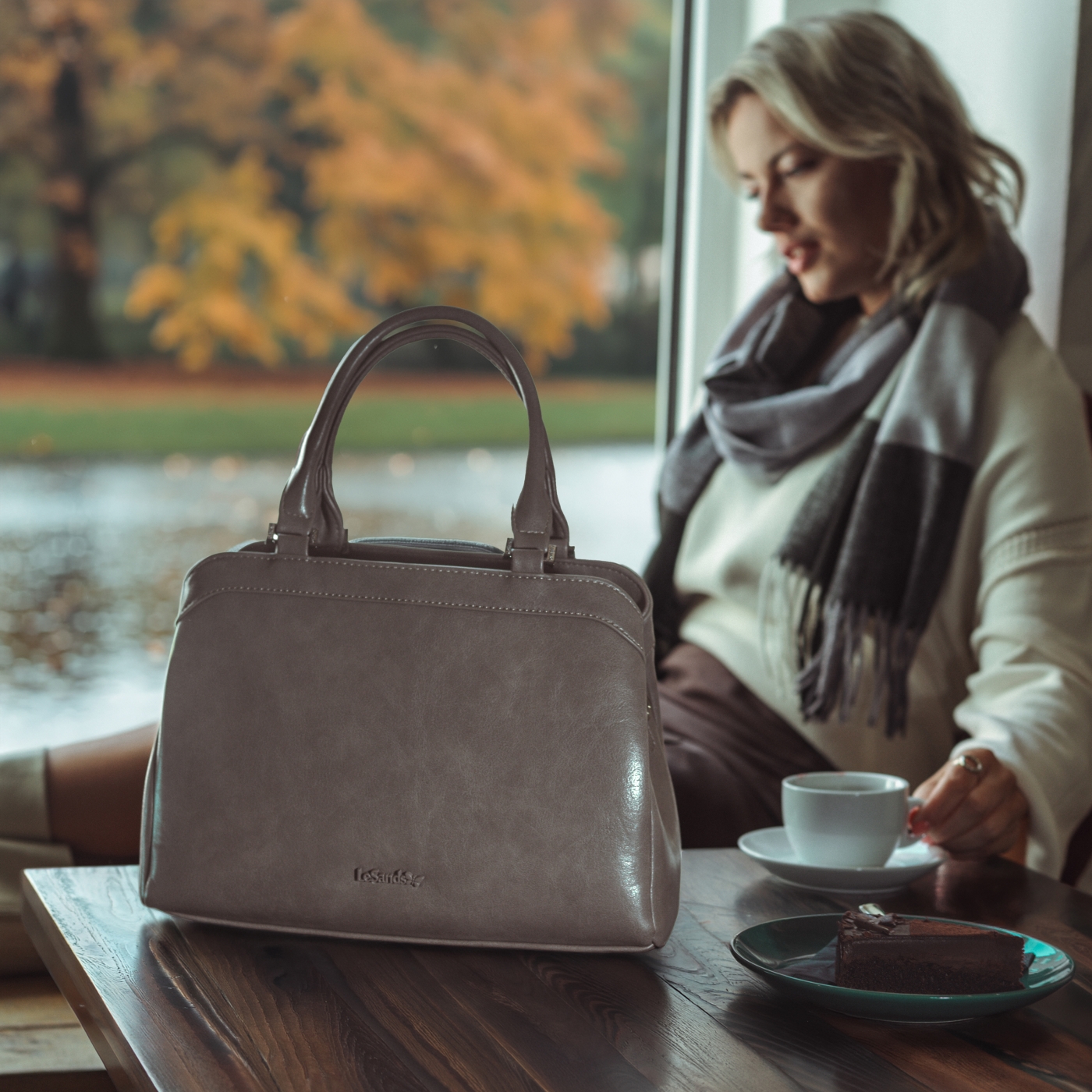 Elegantní kabelka do ruky i přes rameno Le Sands materiál syntetická kůže zapínání na zip barva taupe velikost střední 7729 T Lifestyle