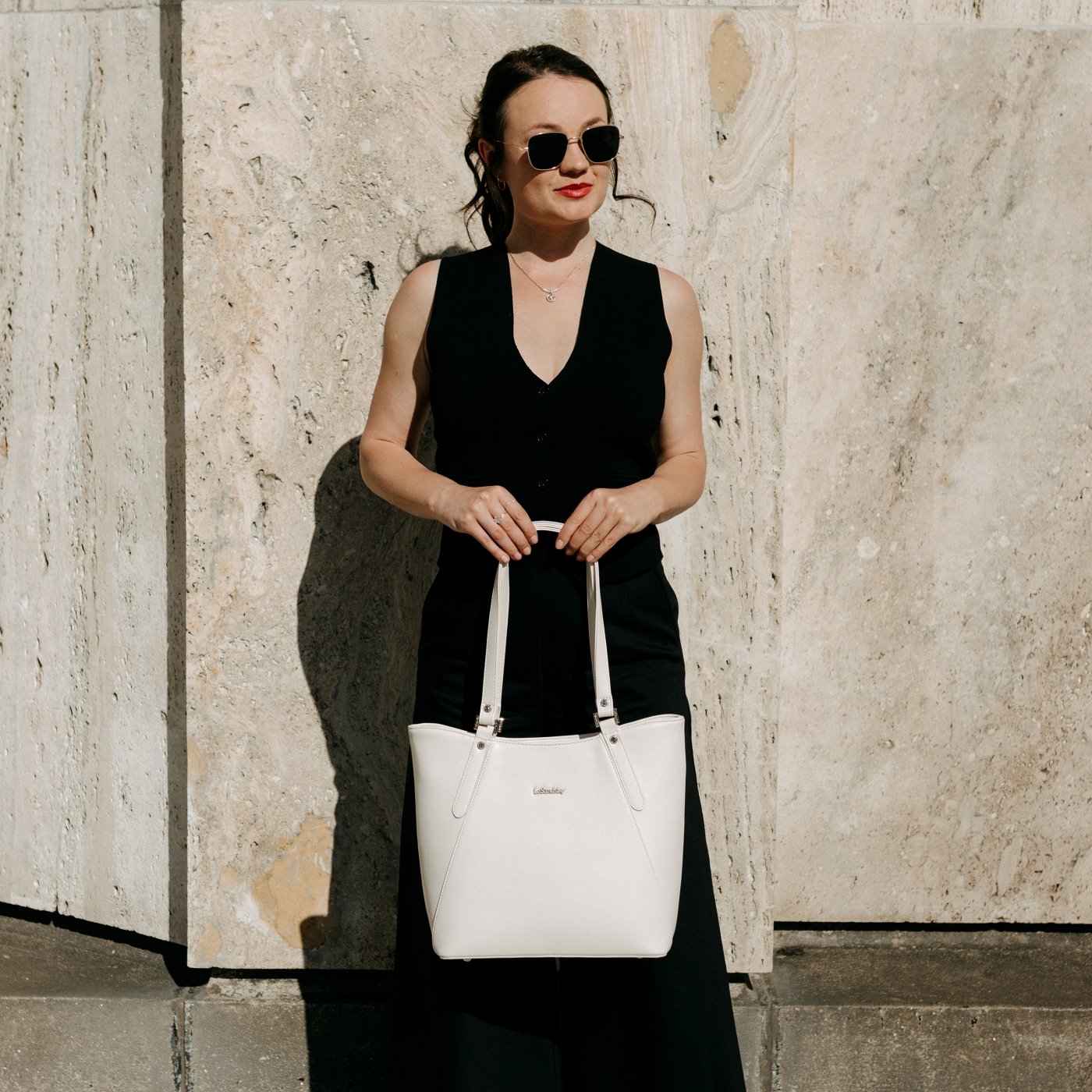 Prostorná shopper kabelka přes rameno LeSands materiál syntetická kůže zapínání na zip barva béžová velikost velká 7703 BE Lifestyle