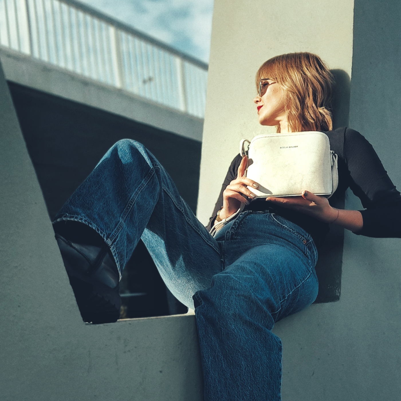 Luxusní malá kožená crossbody kabelka Noelia Bolger materiál kůže zapínání na zip barva bílá velikost malá NB 0080 OW Lifestyle