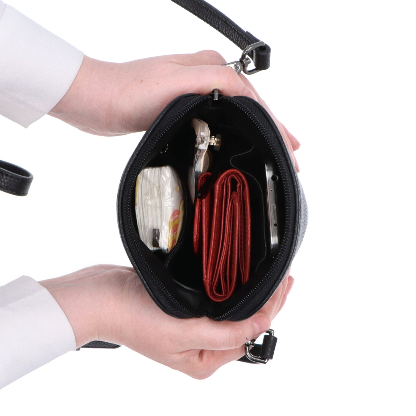 Malá kožená crossbody kabelka Noelia Bolger materiál kůže zapínání na zip barva černá velikost malá NB 3017 C Vnitřek