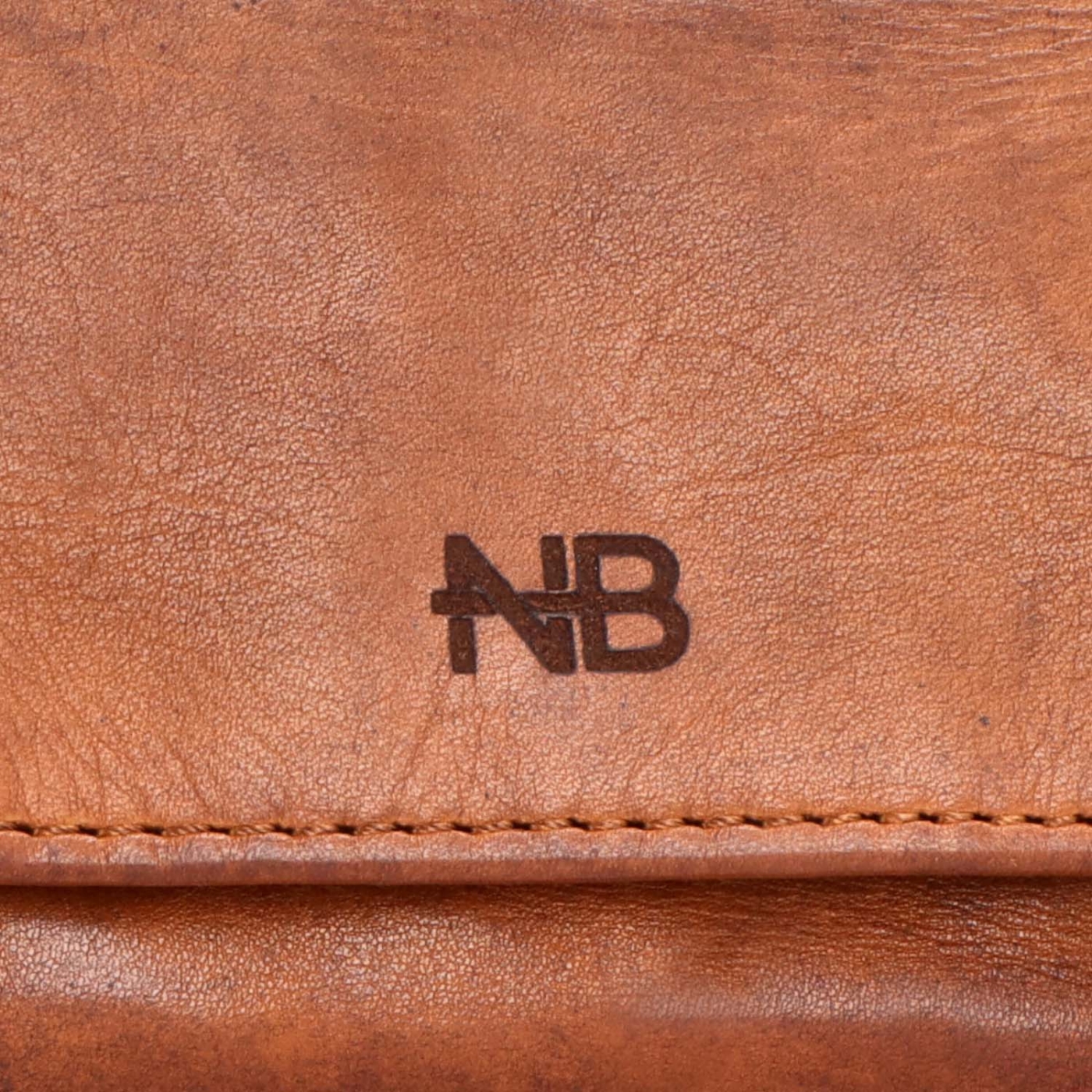Malá kožená peněženka s čistým designem Noelia Bolger materiál kůže zapínání na cvoček barva koňaková velikost malá 5134 NB KO Logo