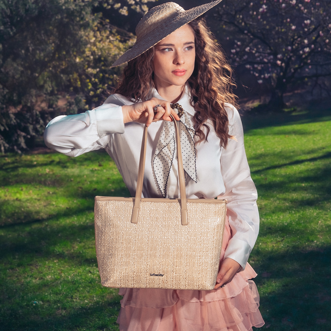 Lehká shopper kabelka ve straw stylu Le Sands materiál syntetická kůže zapínání na zip barva béžová velikost velká 4617 BE Lifestyle