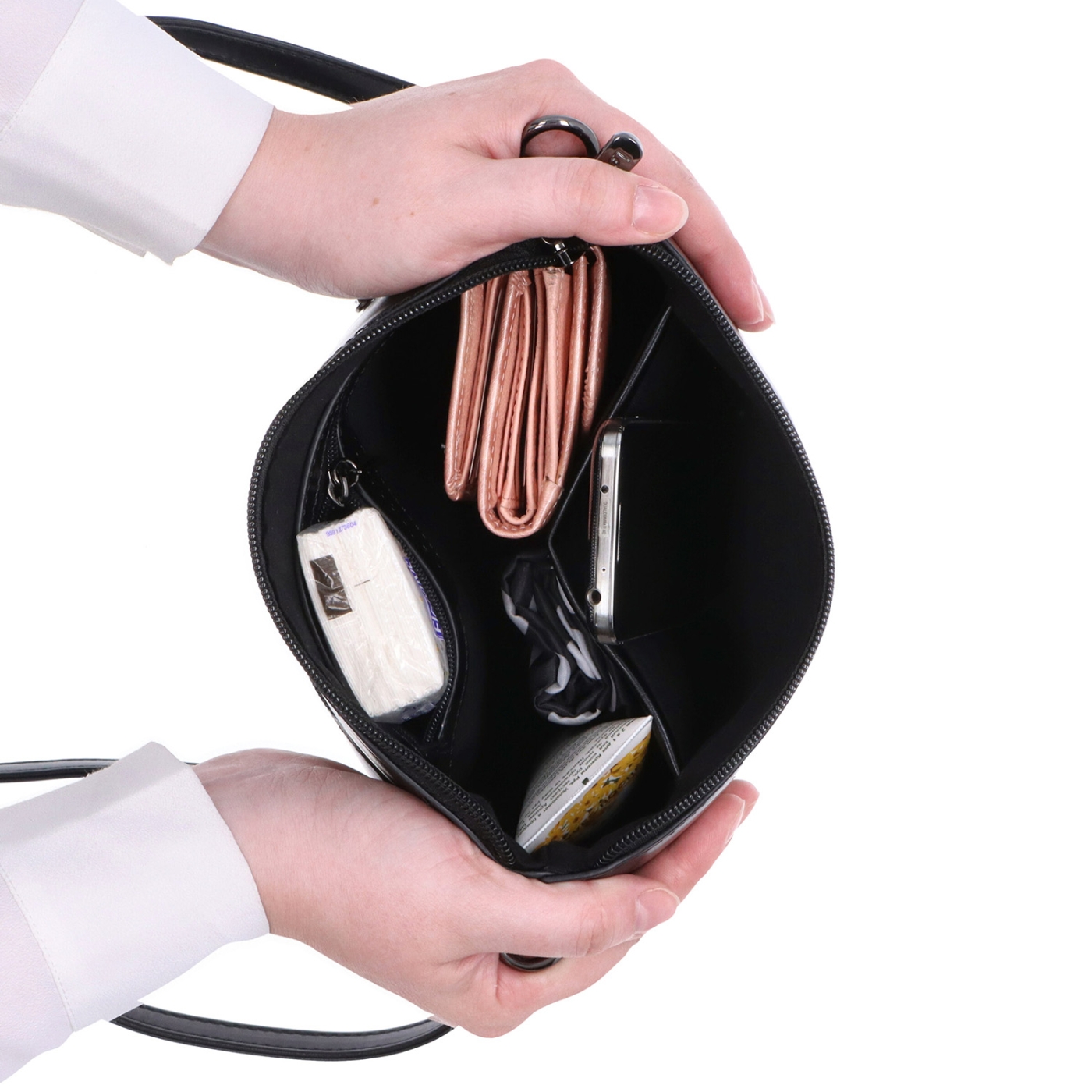 Elegantní crossbody kabelka s řetízkem Le Sands materiál syntetická kůže zapínání na zip barva černá velikost malá 4379 C Vnitřek
