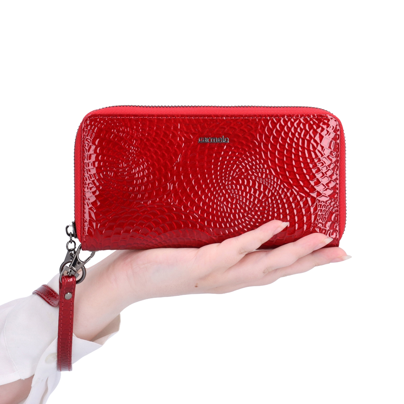 Elegantní dámská lakovaná peněženka Carmelo materiál kůže zapínání na zip barva červená velikost velká 2102 Z CV V ruce