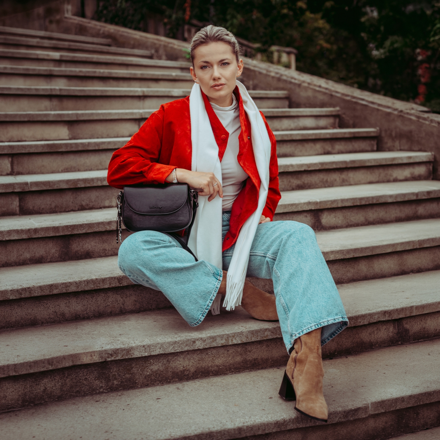 Stylová crossbody kabelka s klopou Le Sands materiál syntetická kůže zapínání s klopou barva černá velikost malá 7730 C Lifestyle