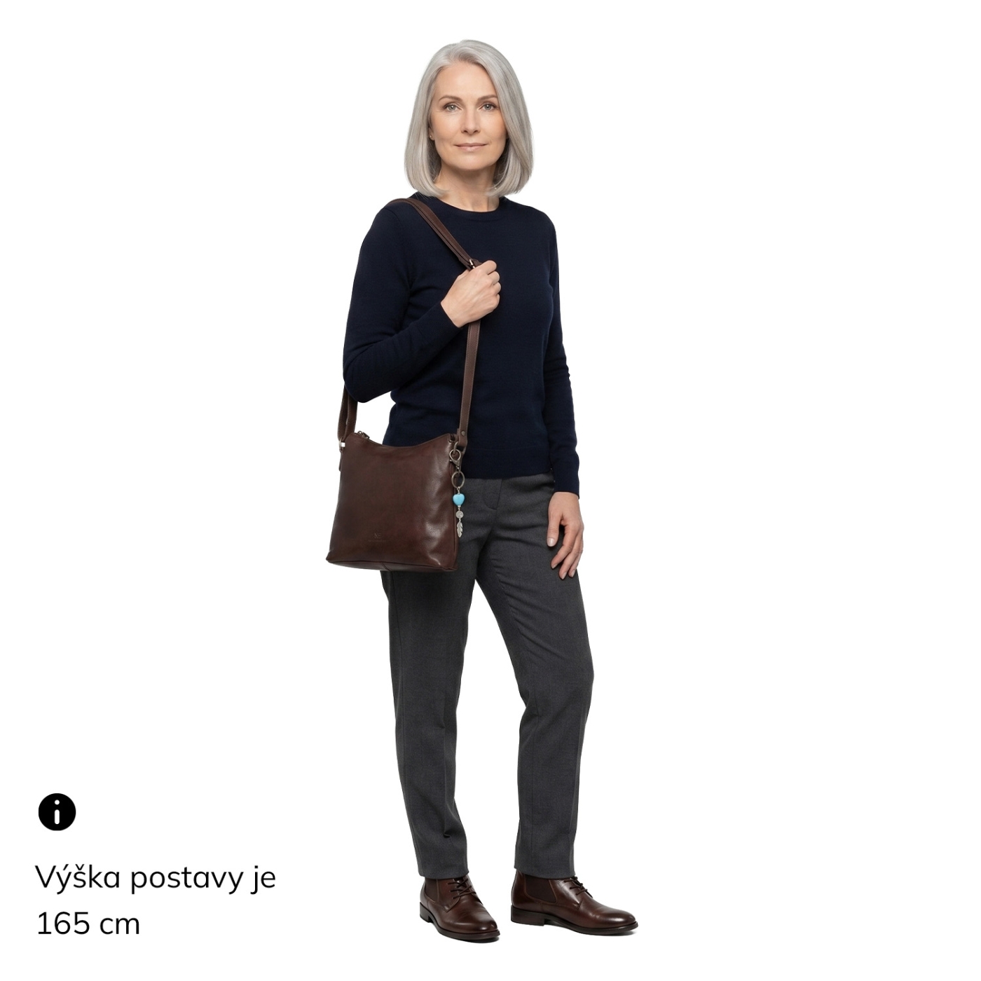 Kožená crossbody kabelka s přívěskem Noelia Bolger materiál kůže zapínání na zip barva hnědá velikost malá NB 3100 H Na postavě
