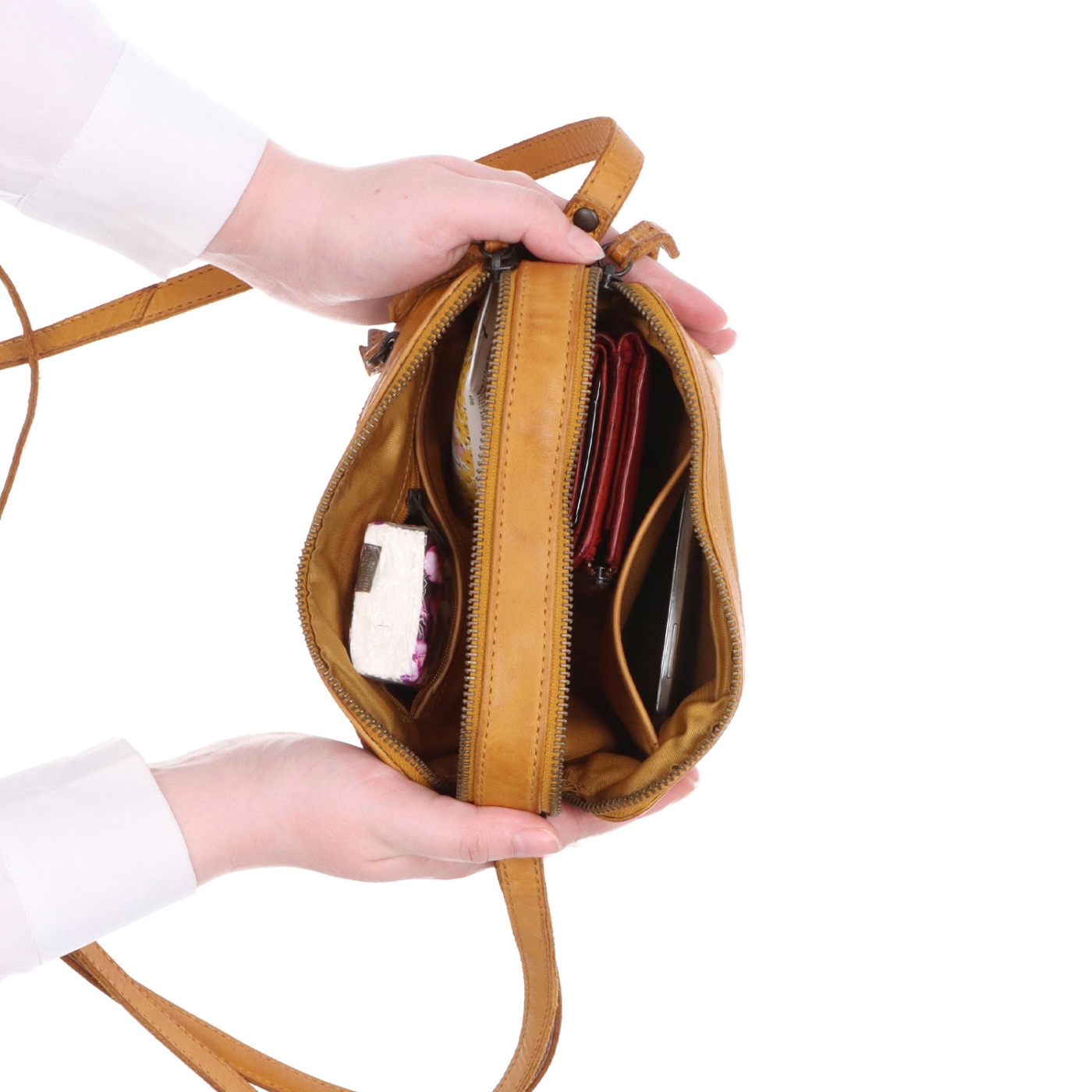 Minimalistická kožená crossbody kabelka Noelia Bolger materiál kůže zapínání na zip barva žlutá velikost malá NB 2407 ZLU Vnitřek