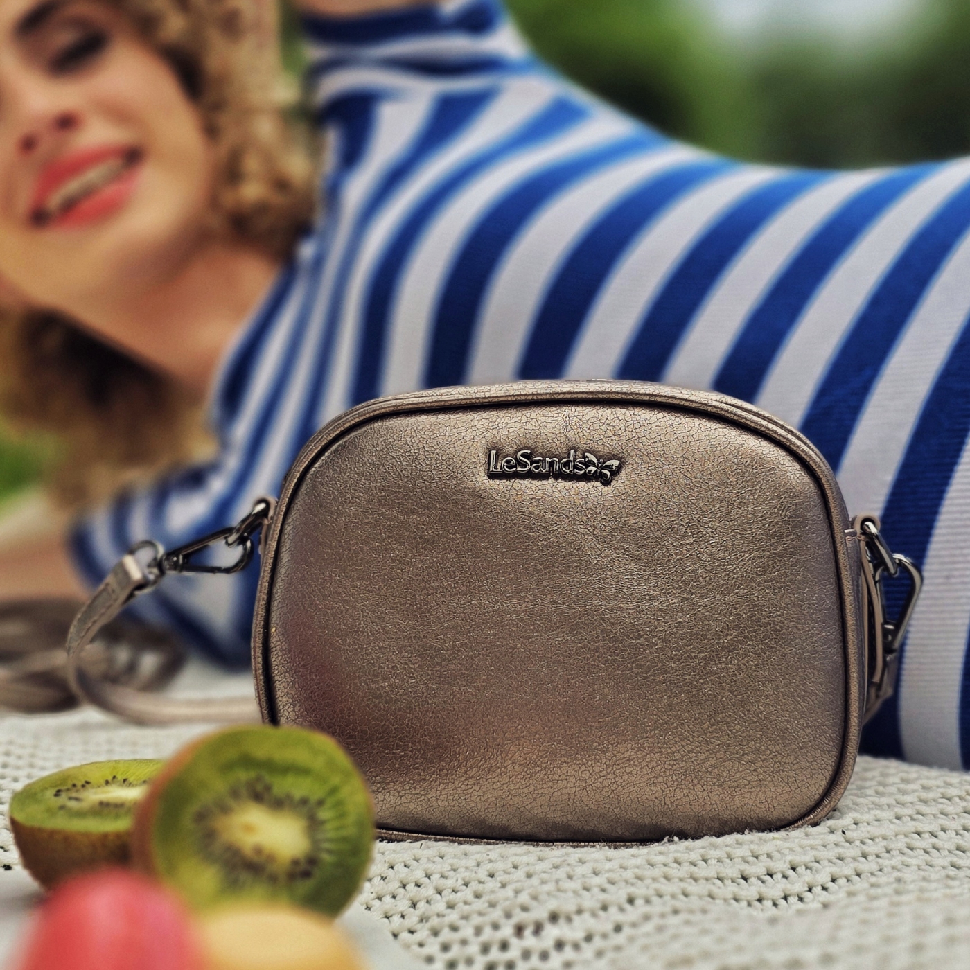 Malá crossbody kabelka s odnímatelným popruhem Le Sands materiál syntetická kůže zapínání na zip barva metalická velikost malá 4370 BR Lifestyle