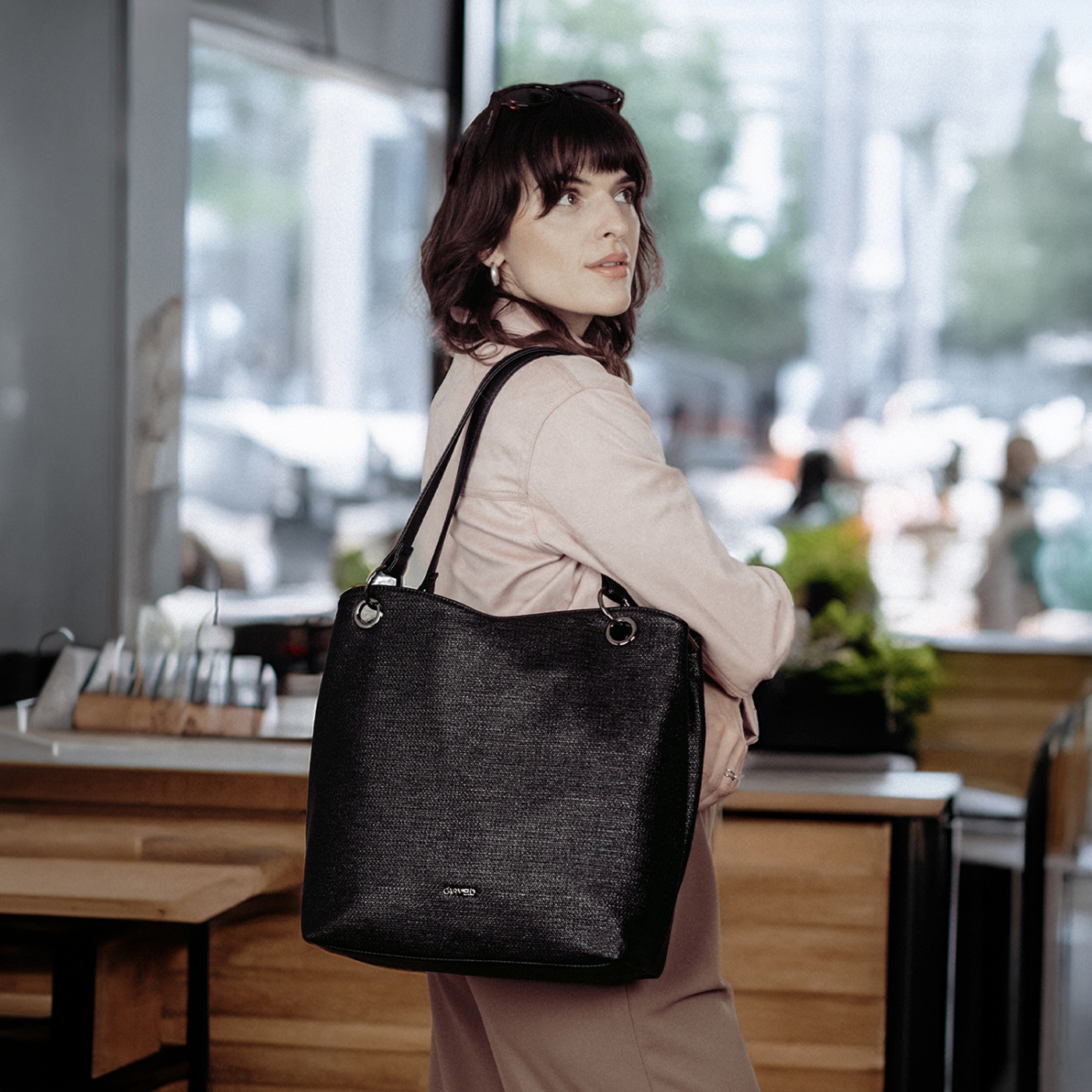 Městská kabelka přes rameno s čistým designem Carmelo materiál syntetická kůže zapínání na zip barva černá velikost velká 4604 C Lifestyle