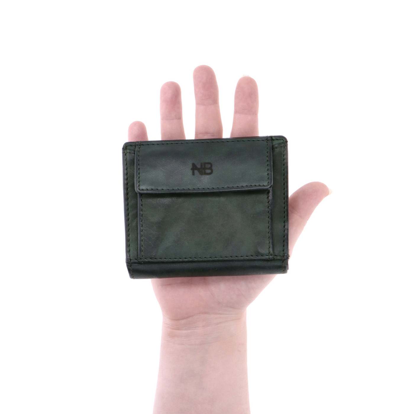 Malá kožená peněženka s unisex designem Noelia Bolger materiál kůže barva zelená velikost malá 5133 NB ZE V ruce