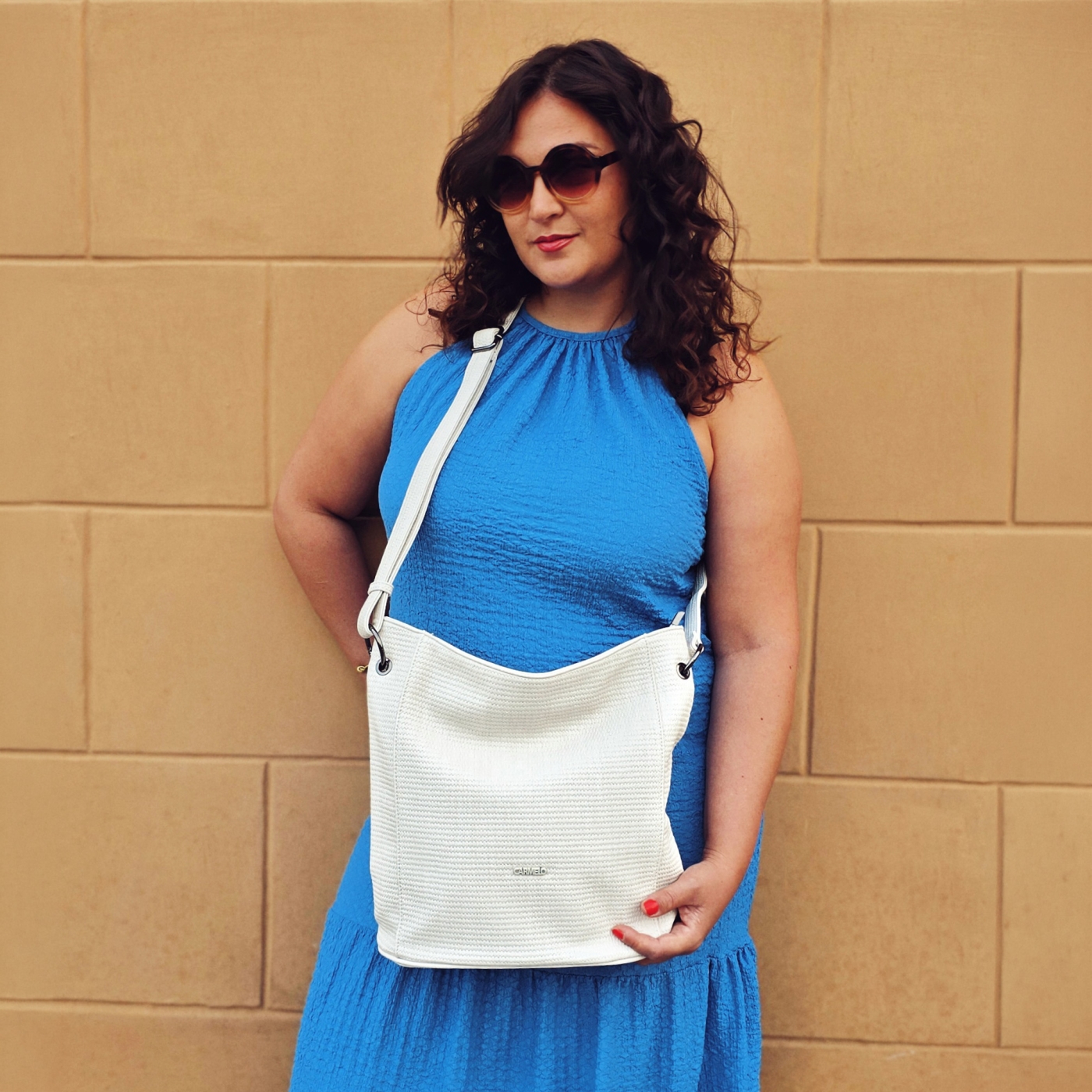 Crossbody kabelka v elegantním designu Carmelo materiál syntetická kůže zapínání na zip barva béžová velikost střední 4339 K Lifestyle