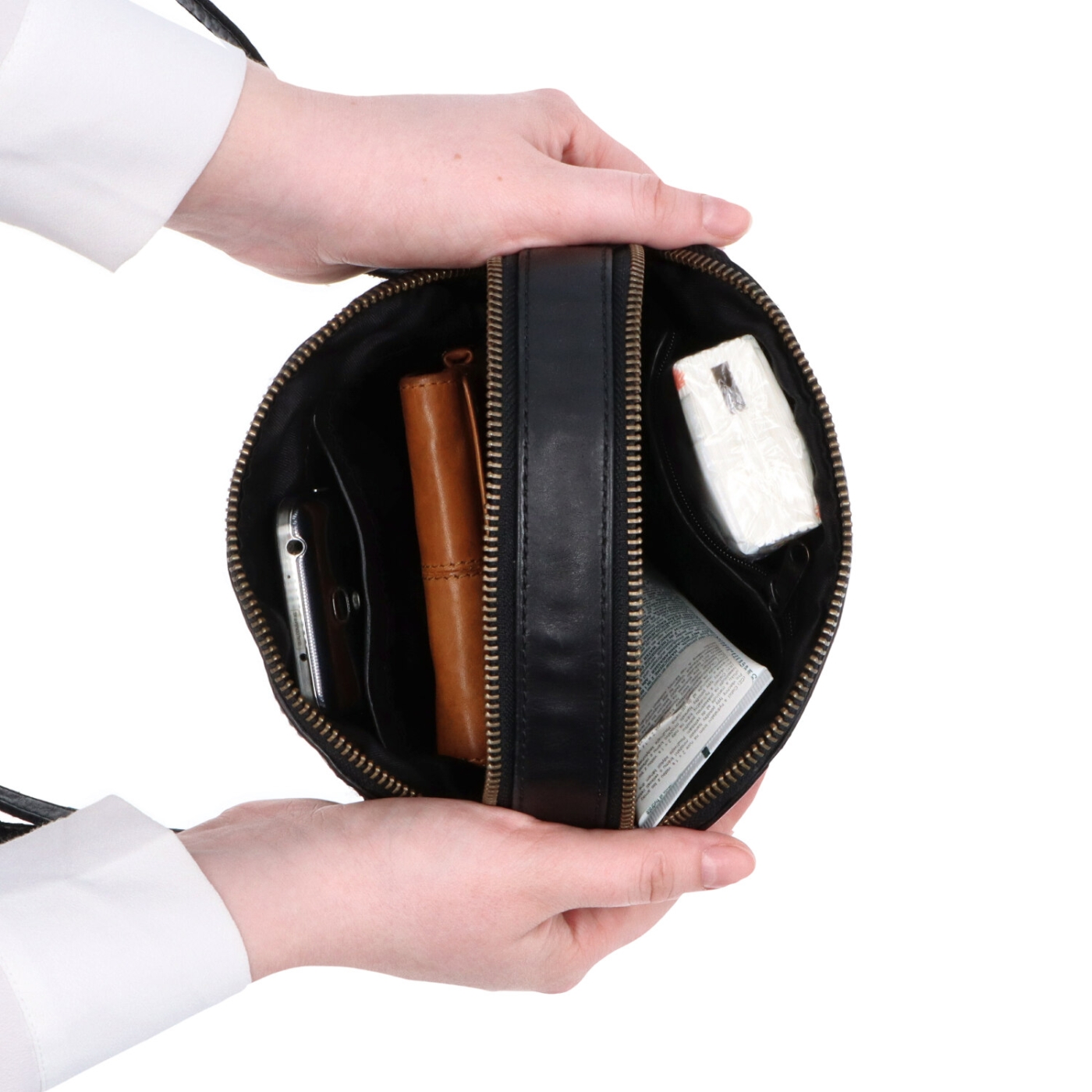 Kvalitní kožená crossbody kabelka Noelia Bolger materiál kůže zapínání na zip barva černá velikost malá NB 2408 C Vnitřek