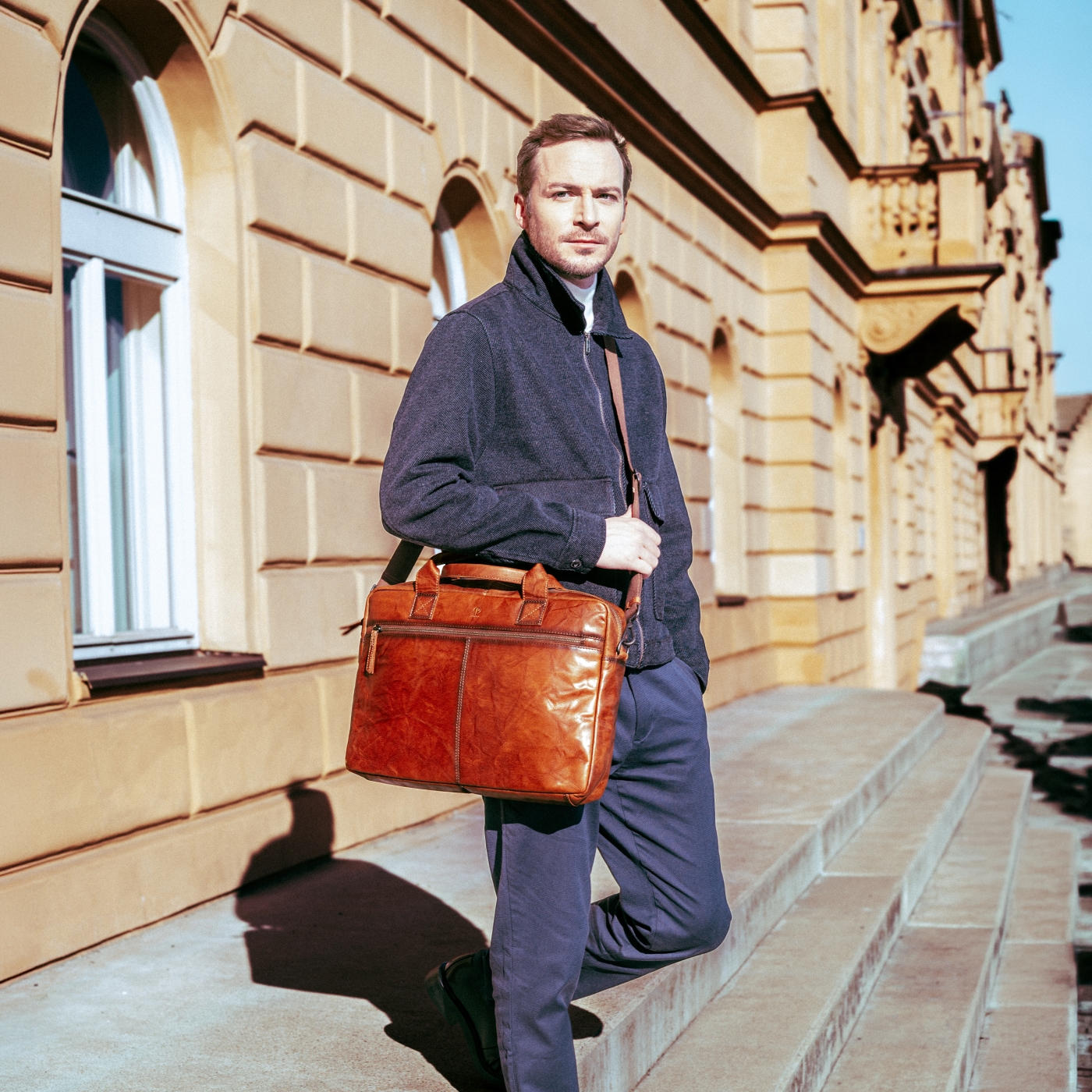 Kožená pánská aktovka s přihrádkou na notebook Poyem materiál kůže zapínání na zip barva koňaková velikost velká 2223 Poyem KO Lifestyle