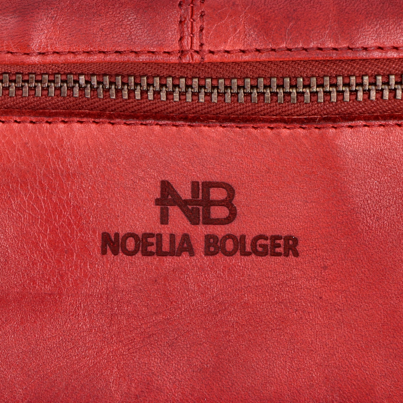 Dlouhá kožená peněženka s prošitím Noelia Bolger materiál kůže zapínání na cvoček barva červená velikost velká 5126 NB CV Logo
