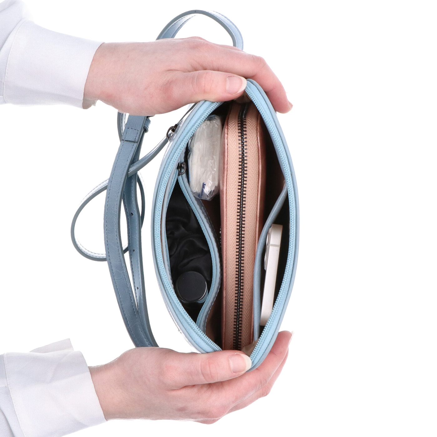 Elegantní kožená crossbody k šatům i saku Noelia Bolger materiál kůže zapínání na zip barva modrá velikost malá NB 0078 SM Vnitřek