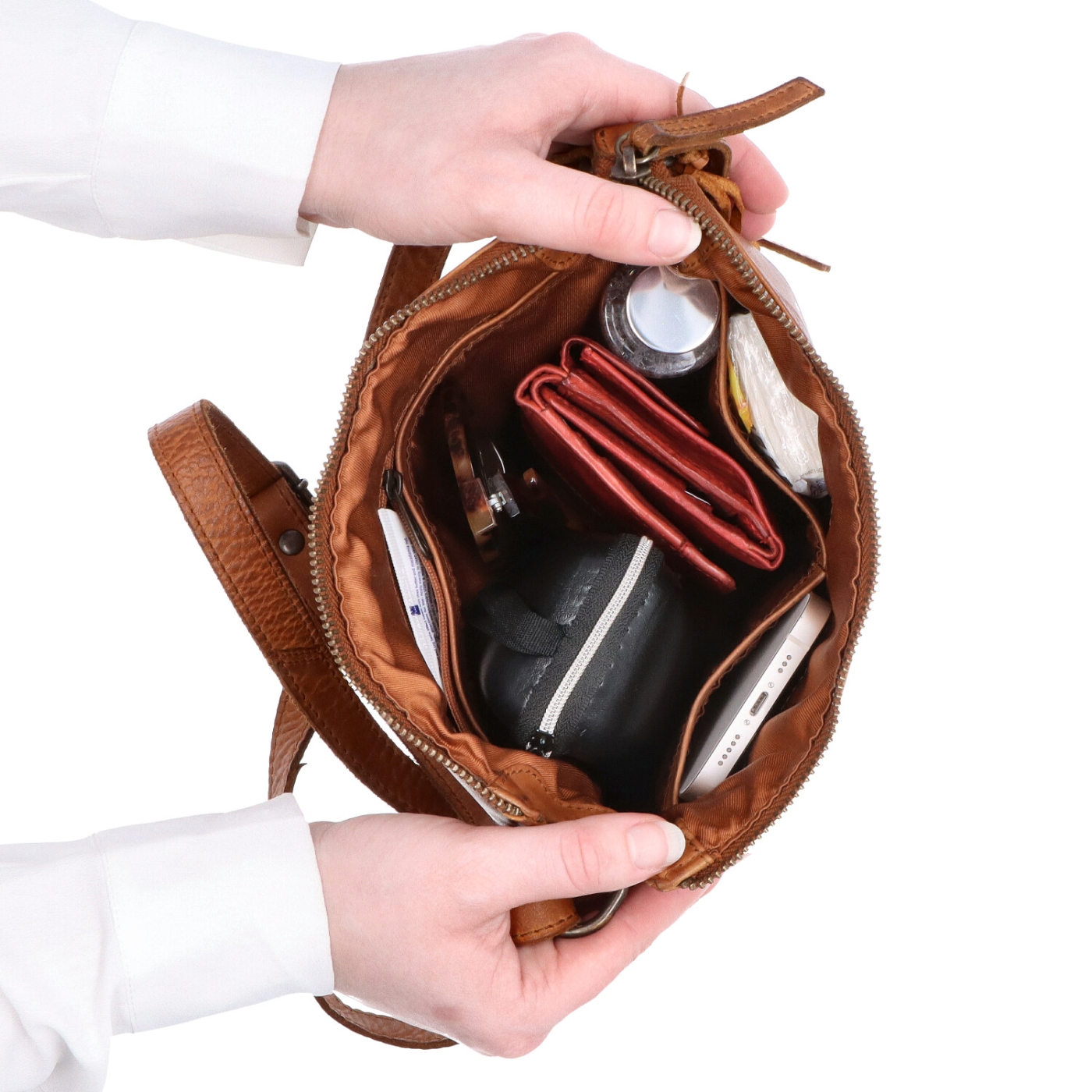 Kožená crossbody kabelka s moderním designem Noelia Bolger materiál kůže zapínání na zip barva koňaková velikost malá NB 2400 KO Vnitřek