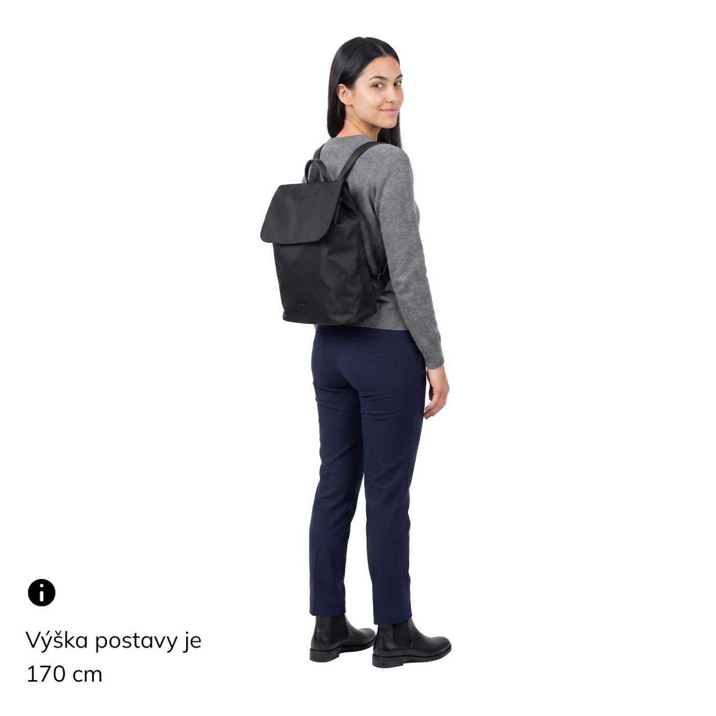 Městský nylonový batoh v moderním střihu Carmelo materiál nylon zapínání na zip barva černá velikost střední 6608 C Na postavě