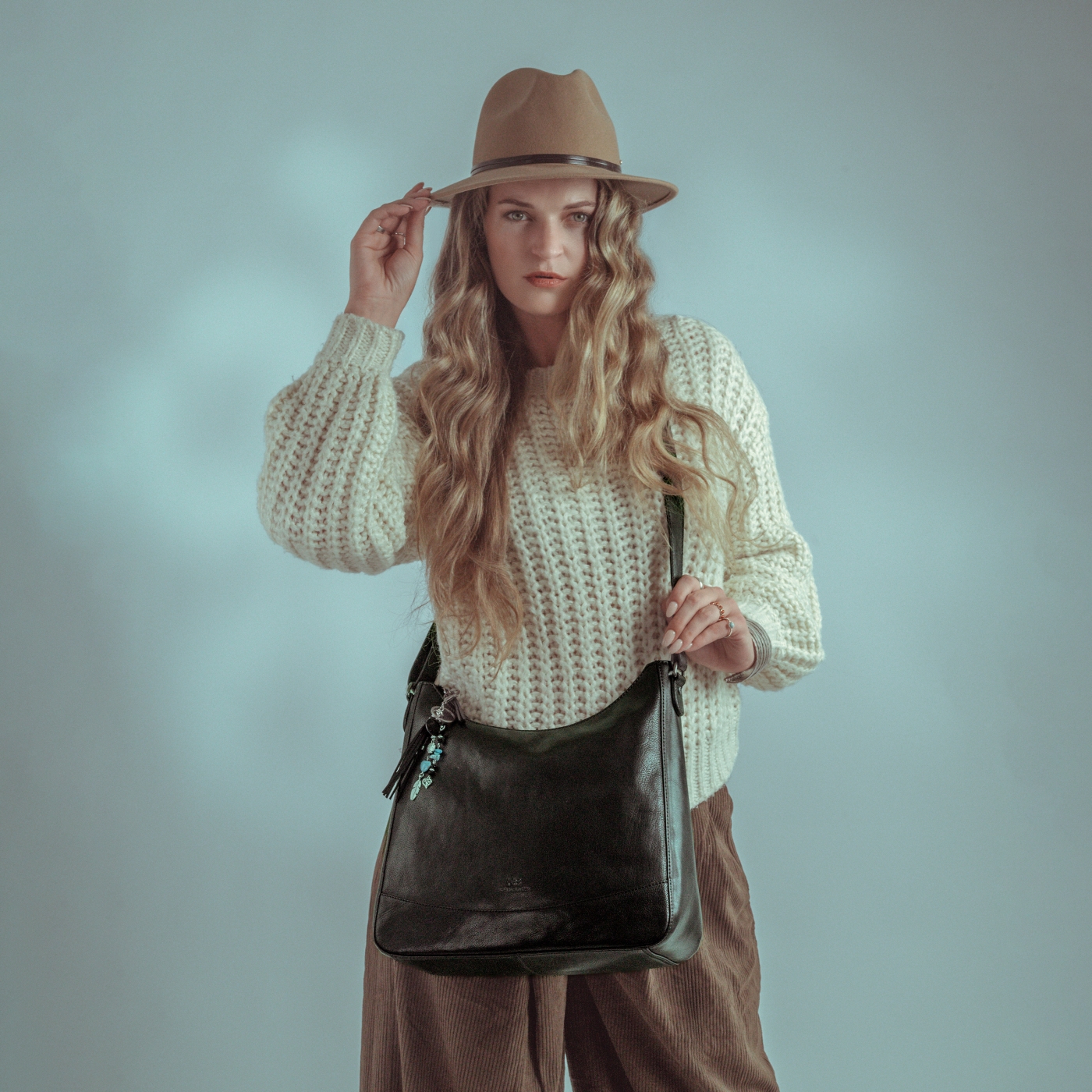 Kožená crossbody kabelka s moderním přívěskem Noelia Bolger materiál kůže zapínání na zip barva černá velikost střední NB 3106 C Lifestyle