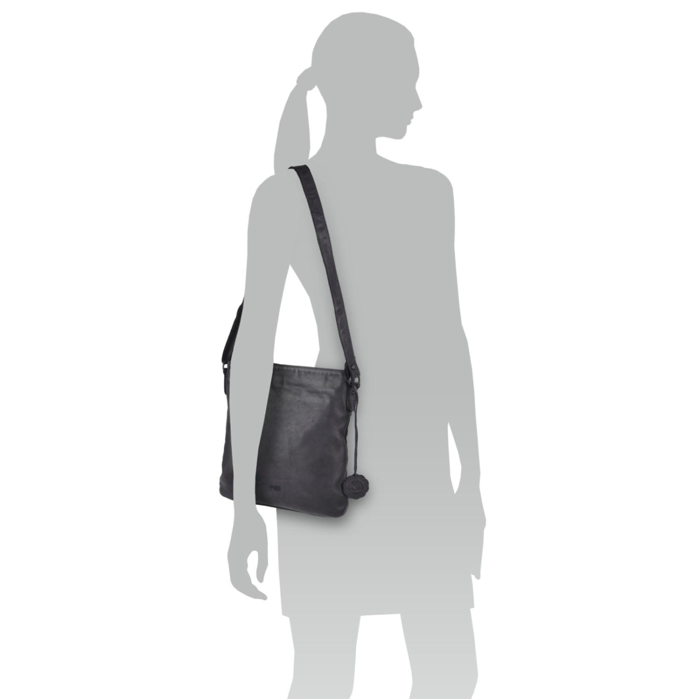 Kožená crossbody kabelka ve vintage stylu Noelia Bolger materiál kůže zapínání na zip barva černá velikost malá NB 2001 C Na postavě
