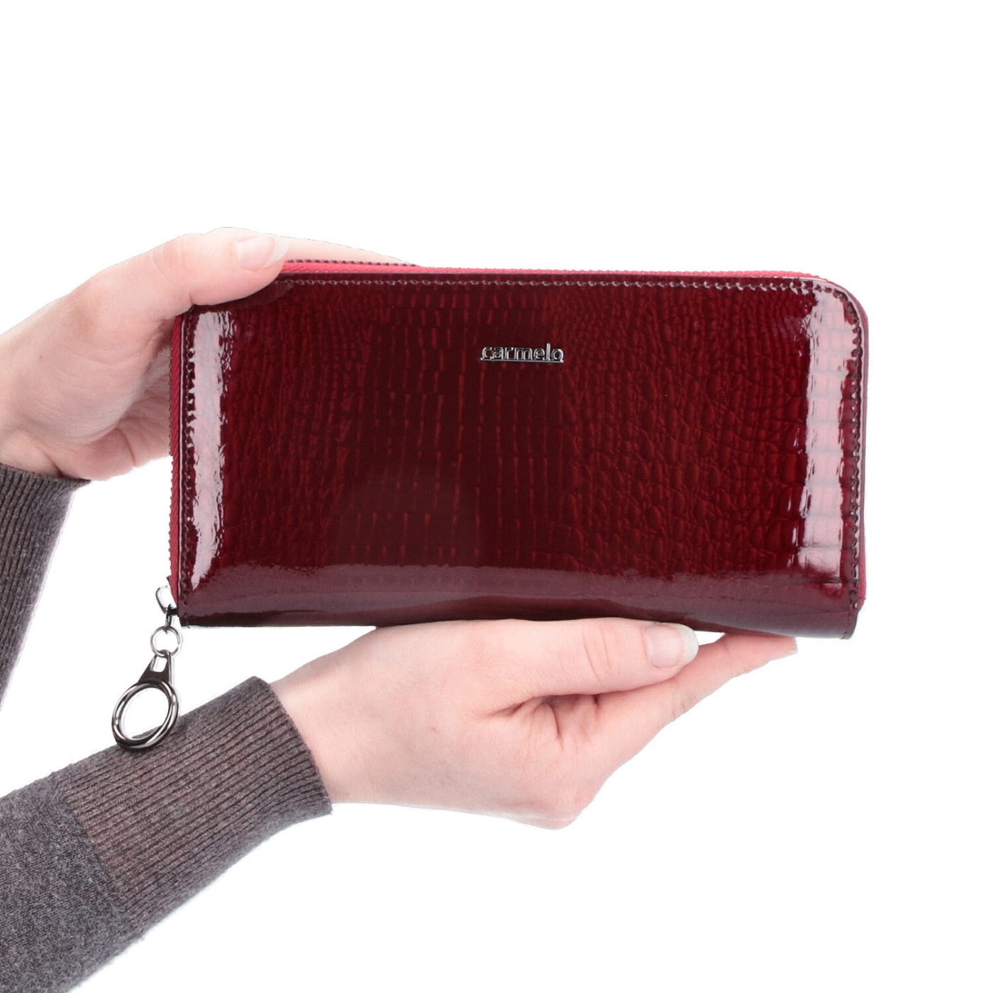 Penál z lakované kůže Carmelo materiál kůže zapínání na zip barva vínová velikost velká 2111 A BO V ruce