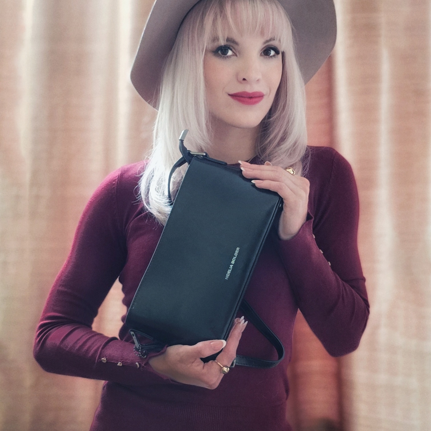 Kožená kabelka do společnosti Noelia Bolger materiál kůže zapínání na zip barva černá velikost malá NB 0107 C Lifestyle