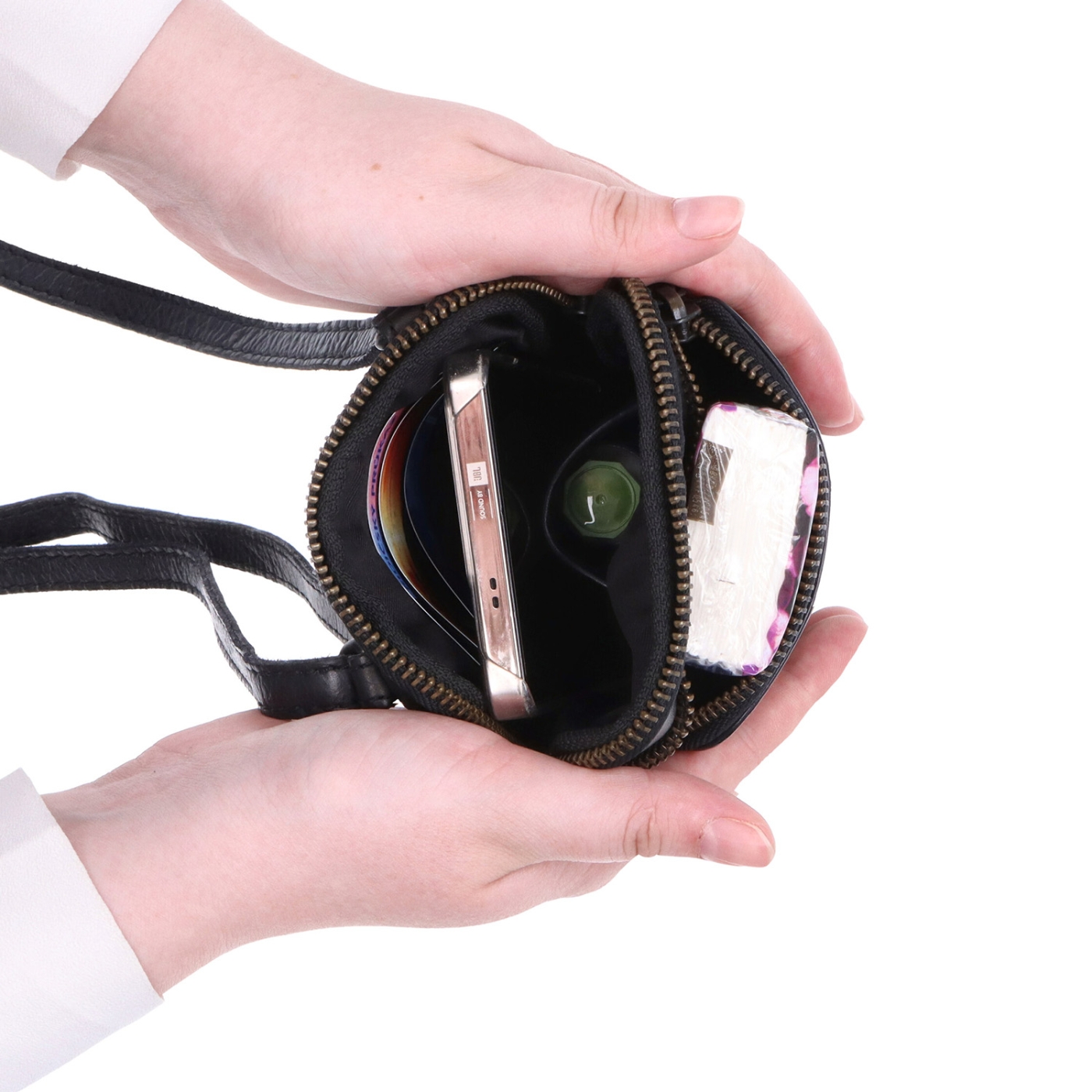 Stylová kožená crossbody taška Noelia Bolger materiál kůže zapínání na zip barva černá velikost malá NB 2419 C Vnitřek