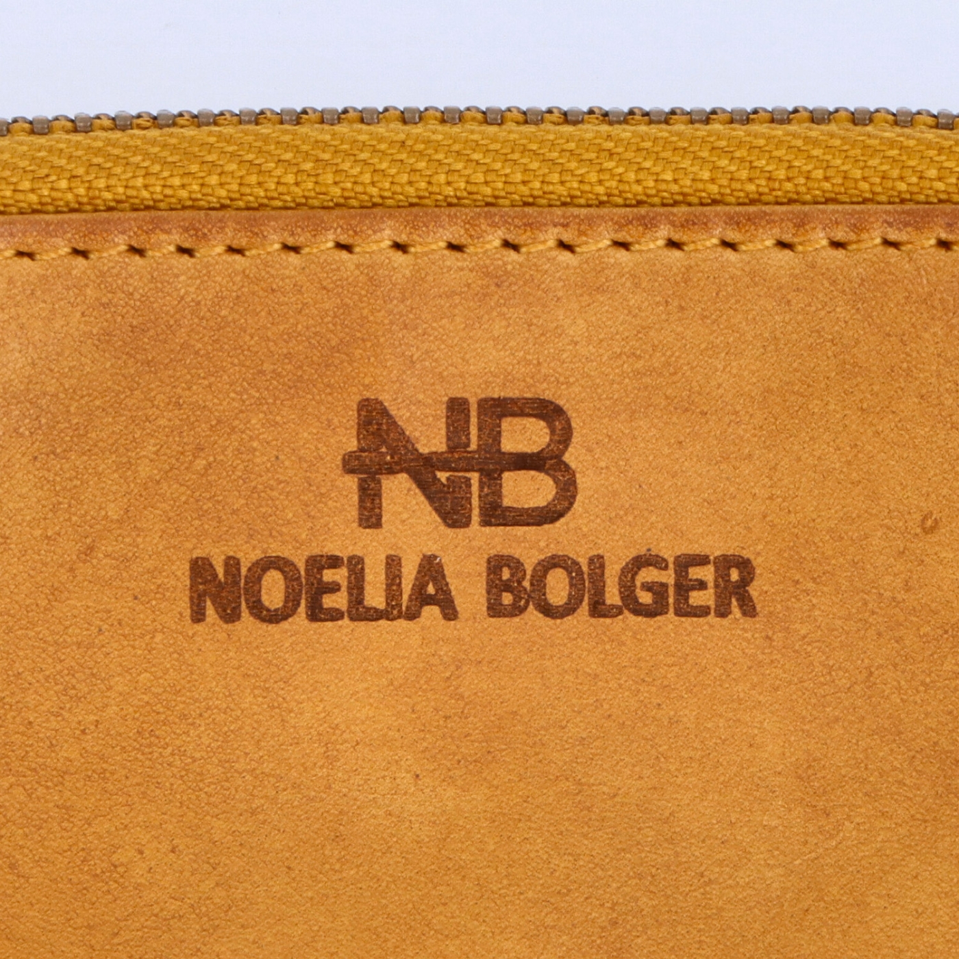Kožená peněženka s kapsou na zip Noelia Bolger materiál kůže zapínání na cvoček barva žlutá velikost malá 5136 NB ZLU Logo