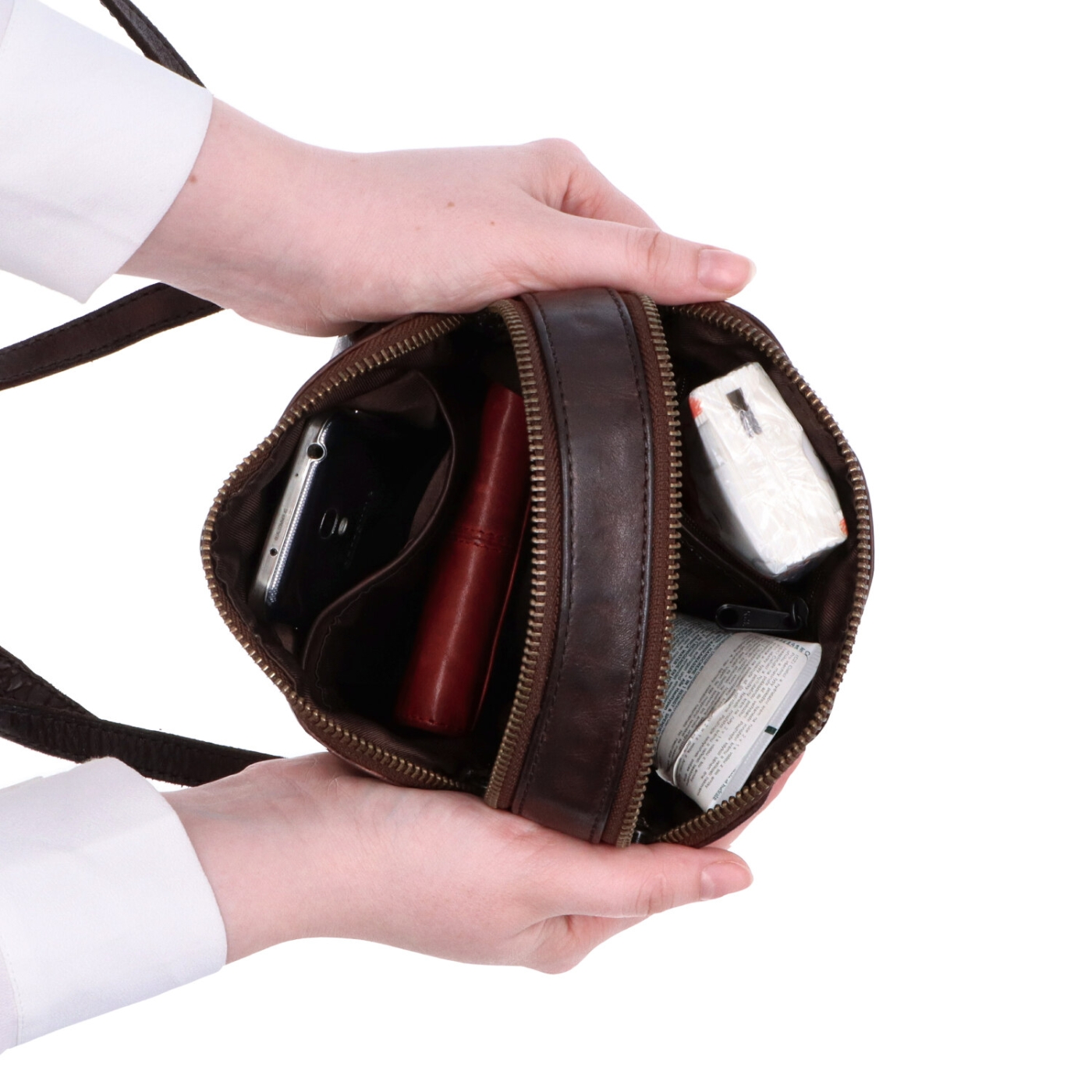 Kvalitní kožená crossbody kabelka Noelia Bolger materiál kůže zapínání na zip barva hnědá velikost malá NB 2408 H Vnitřek