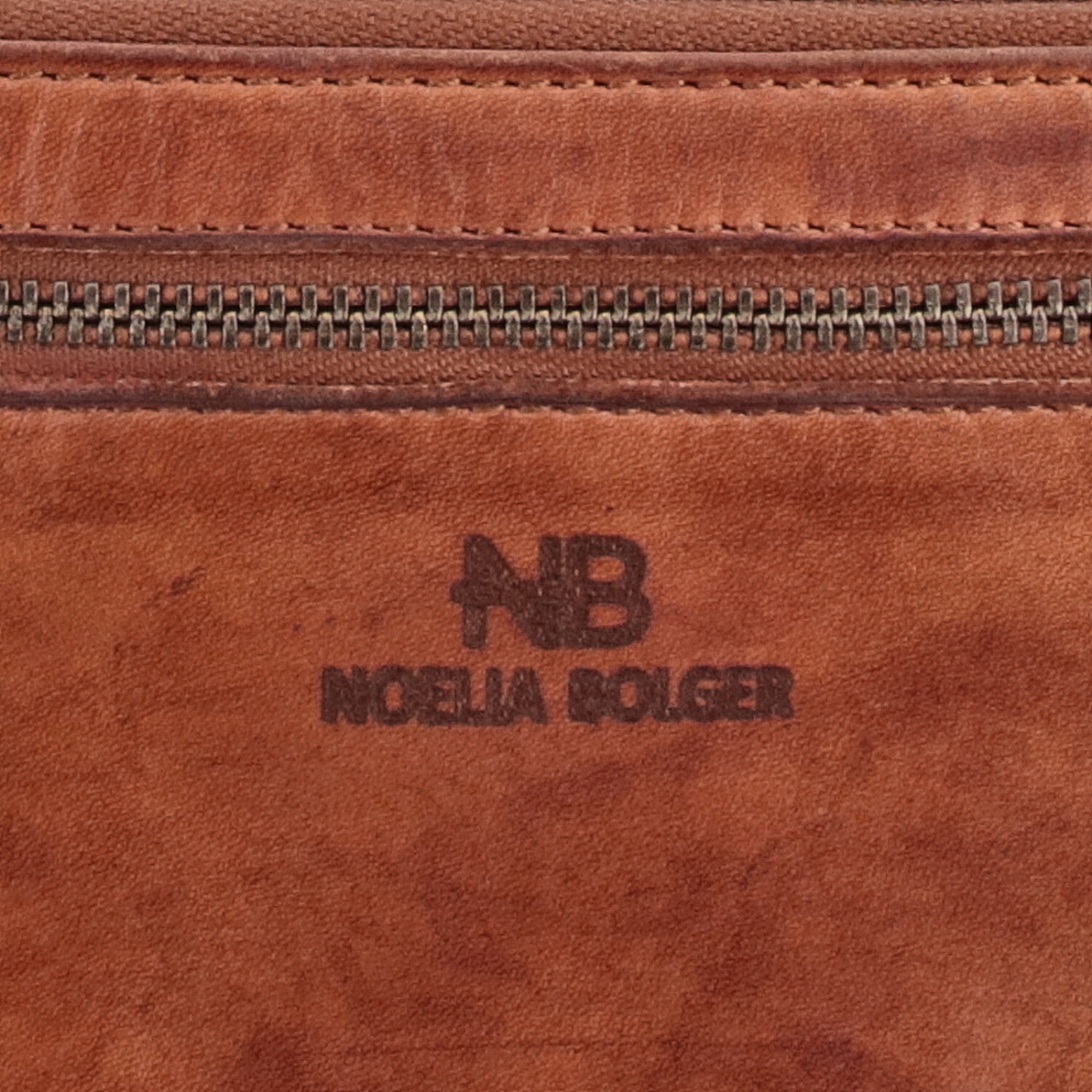 Větší kožená peněženka s motivem mandaly Noelia Bolger materiál kůže zapínání na zip barva koňaková velikost velká 5123 NB KO Logo