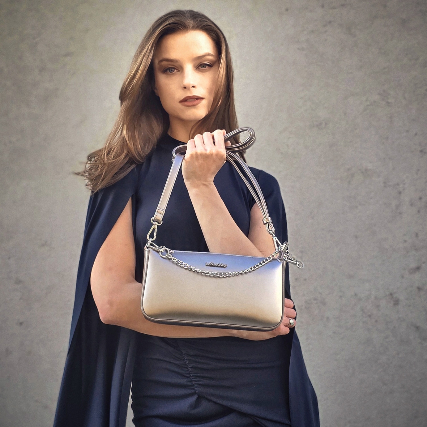 Malá crossbody kabelka s ozdobným řetízkem Le Sands materiál syntetická kůže zapínání na zip barva metalická velikost malá 7714 STR Lifestyle