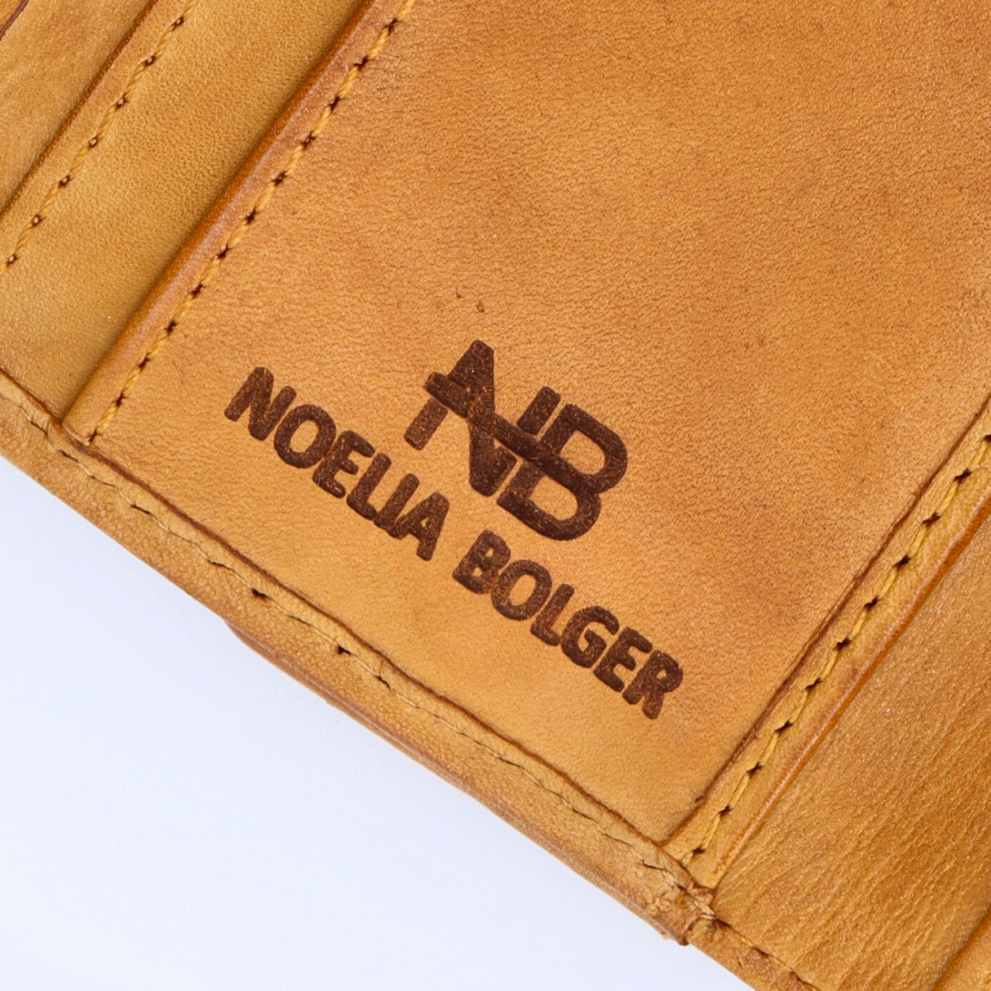 Malá kožená peněženka s moderním prošitím Noelia Bolger materiál kůže zapínání na cvoček barva žlutá velikost střední 5127 NB ZLU Logo