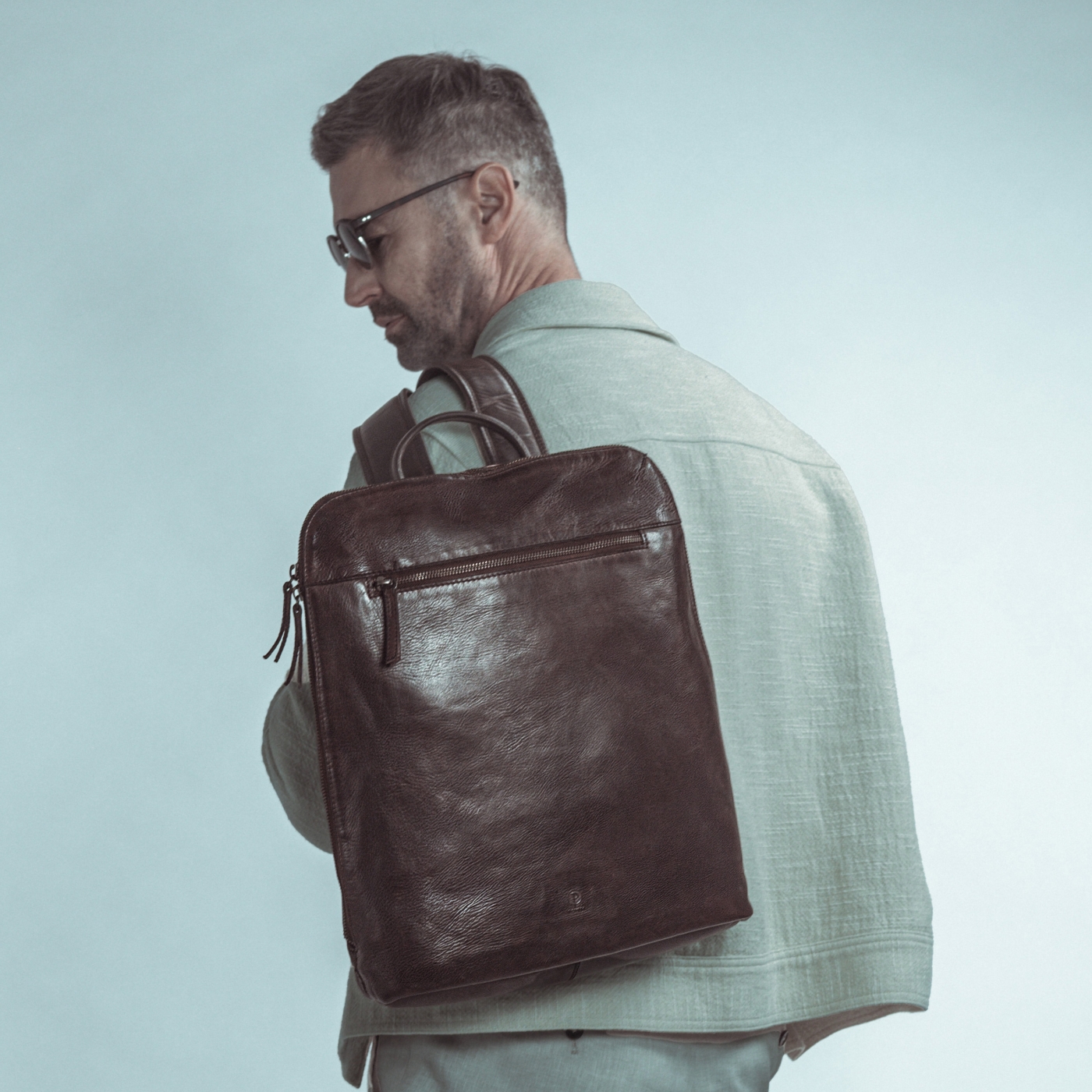 Kožený batoh s přihrádkou na notebook Poyem materiál kůže zapínání na zip barva hnědá velikost velká 2226 Poyem H Lifestyle