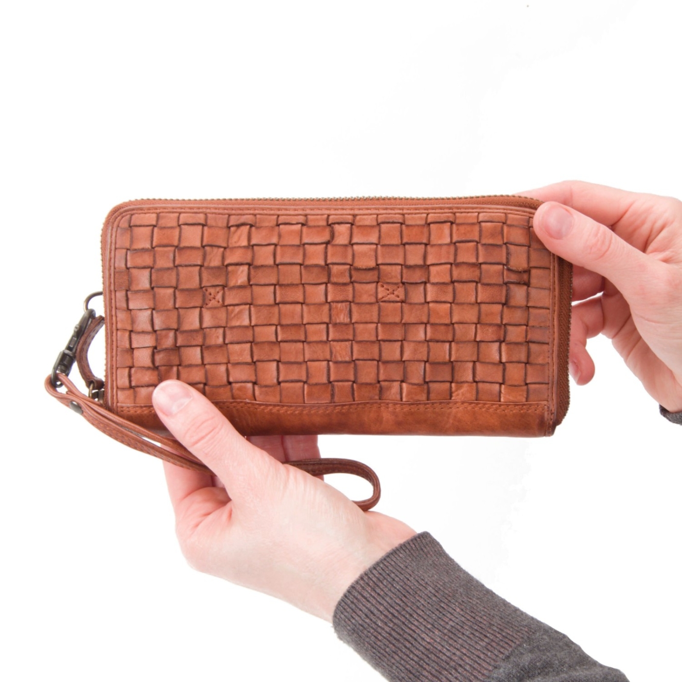 Kožený proplétaný penál Noelia Bolger materiál kůže zapínání na zip barva koňaková velikost velká 5103 NB KO V ruce