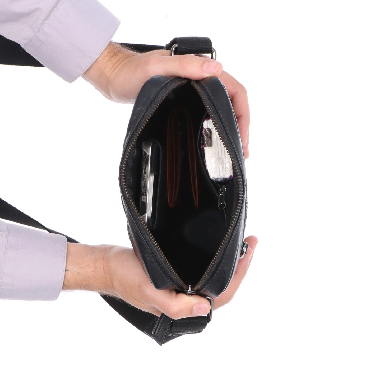 Kožená crossbody taška Poyem materiál kůže barva černá velikost malá 2206 Poyem C Vnitřek
