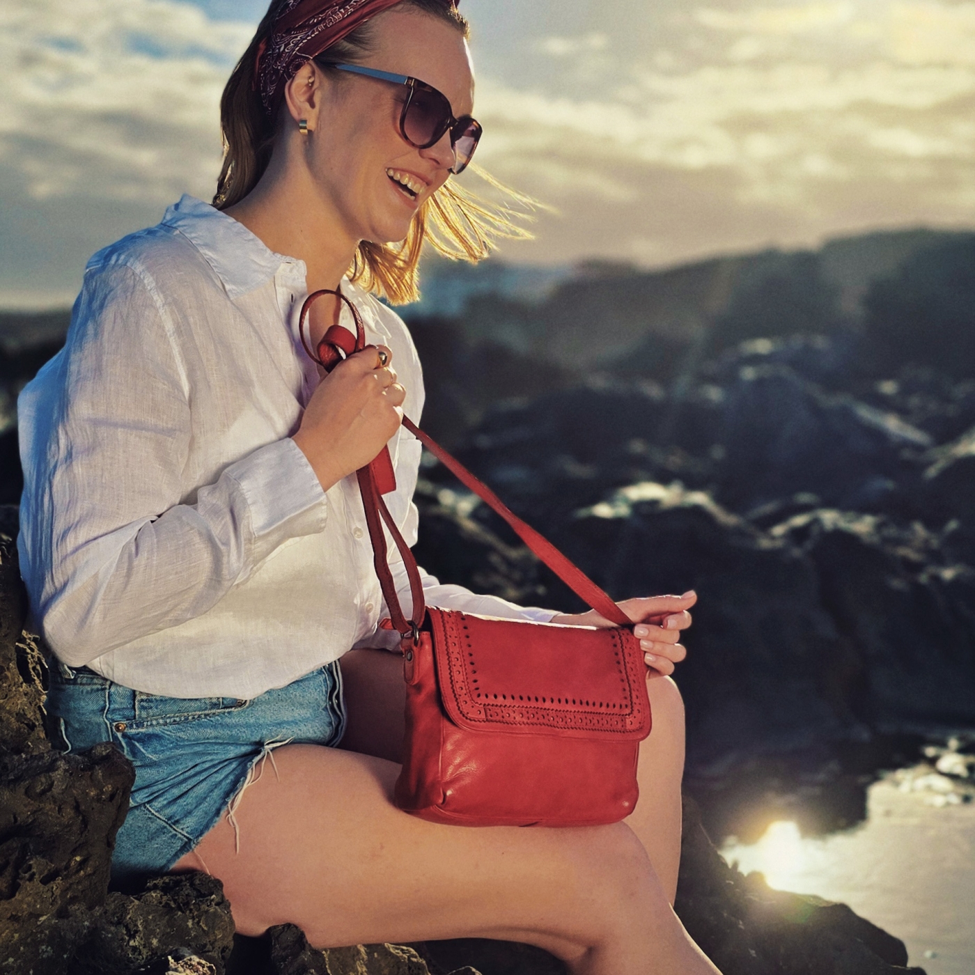 Designová kožená crossbody kabelka s klopou Noelia Bolger materiál kůže zapínání na zip barva červená velikost malá NB 2026 CV Lifestyle