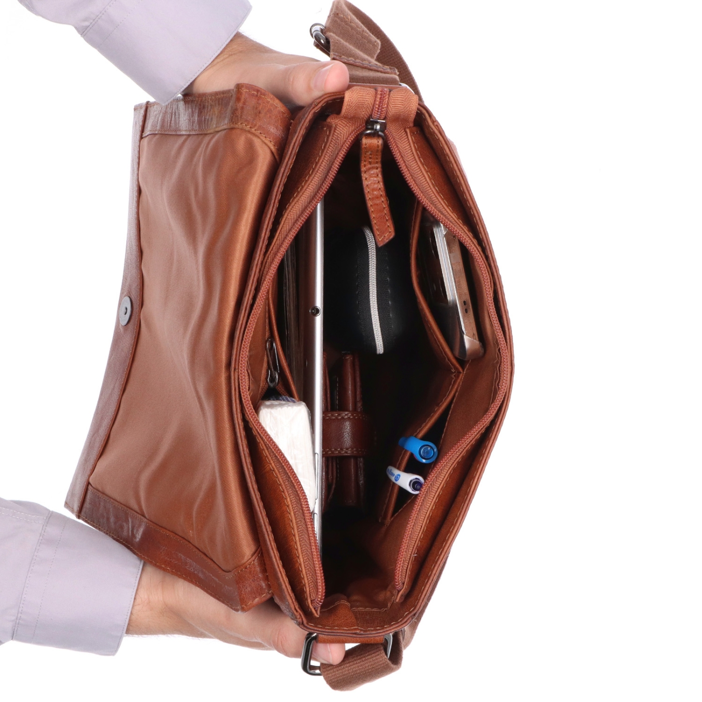 Kožená crossbody klopna Poyem materiál kůže zapínání s klopou barva koňaková velikost střední 2207 Poyem KO Vnitřek