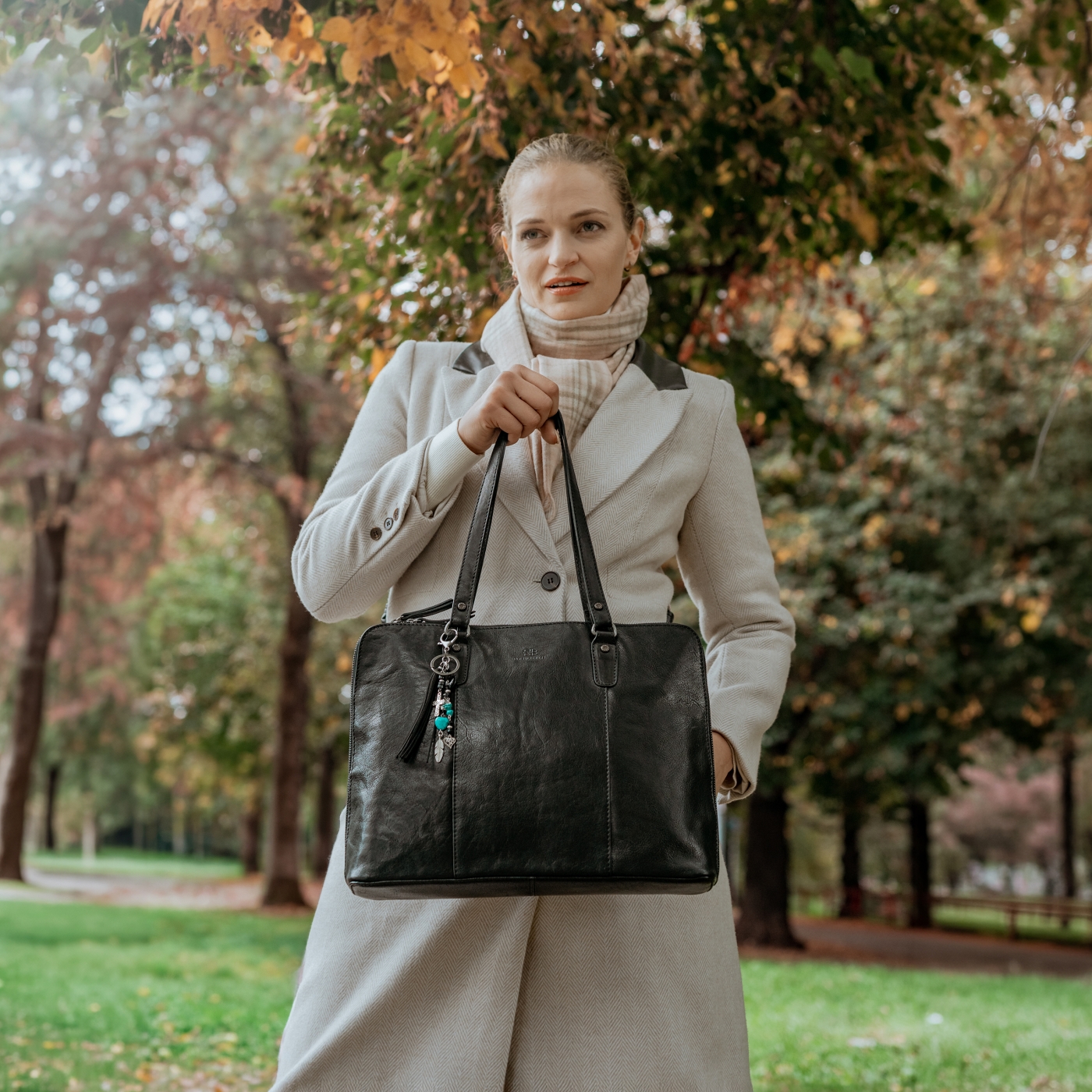 Větší kožená kabelka přes rameno s přívěskem Noelia Bolger materiál kůže zapínání na zip barva černá velikost velká NB 3112 C Lifestyle