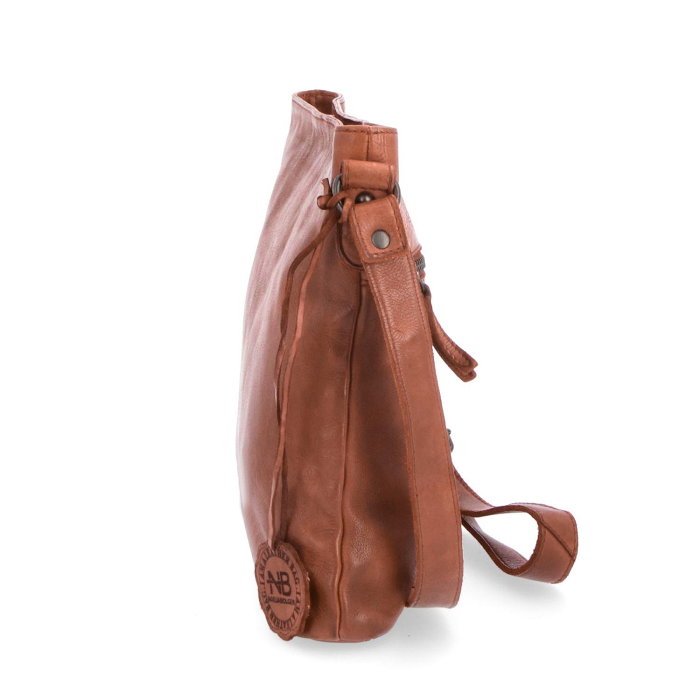 Kožená crossbody kabelka ve vintage stylu Noelia Bolger materiál kůže zapínání na zip barva koňaková velikost malá NB 2001 KO Z boku
