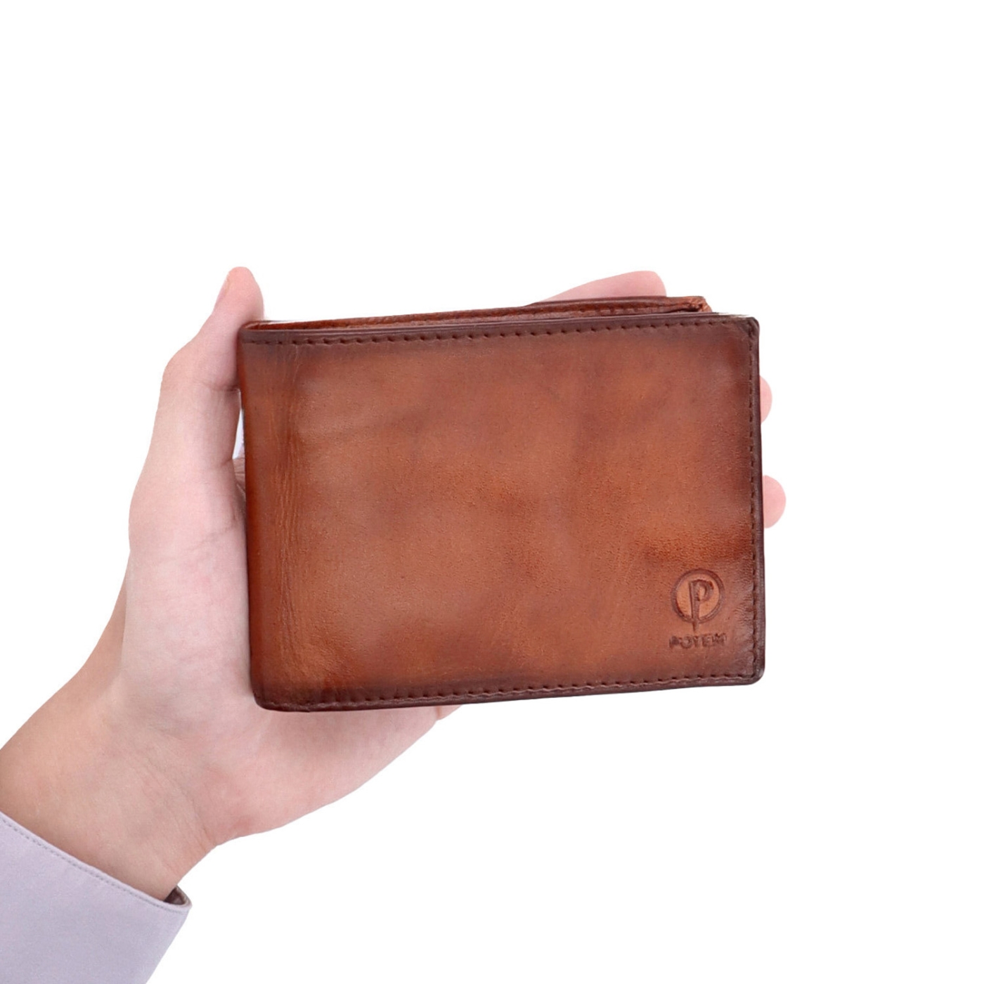 Elegantní peněženka s dostatkem přihrádek a stylovým opálením Poyem materiál kůže zapínání Bez zapínání barva koňaková velikost malá 5248 Poyem KO V ruce