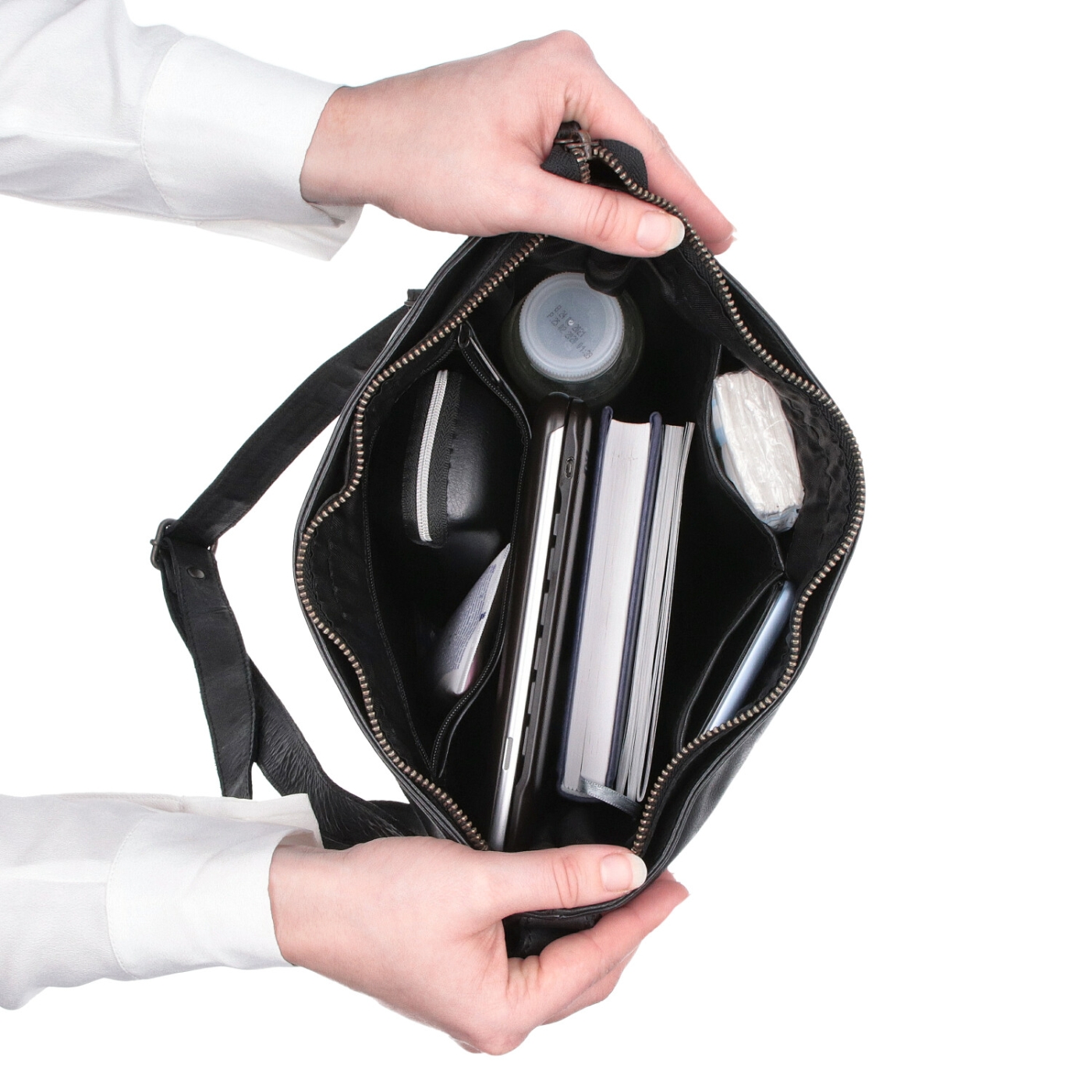 Kožená crossbody s přední zipovou kapsou Noelia Bolger materiál kůže zapínání na zip barva černá velikost střední NB 2103 C Vnitřek