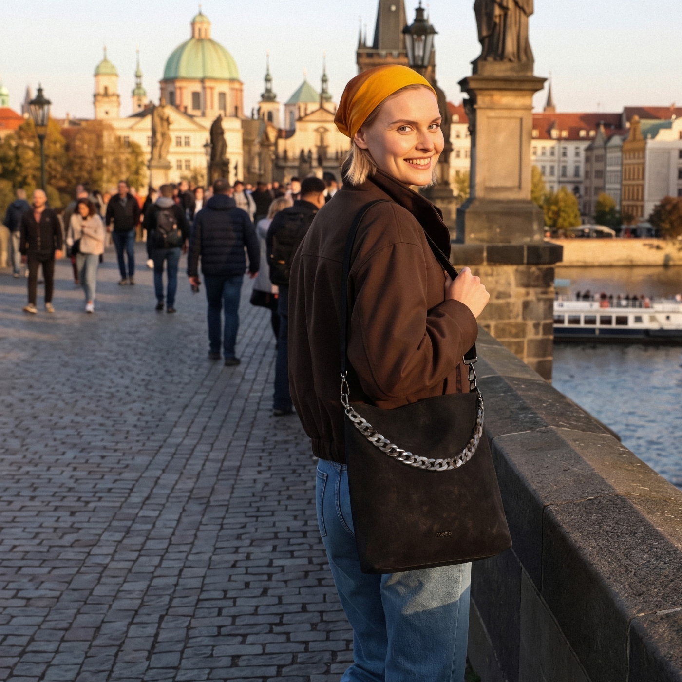 Stylová kabelka s odepínacím ozdobným přívěskem Carmelo materiál syntetická kůže zapínání na zip barva černá velikost střední 4659 C Lifestyle