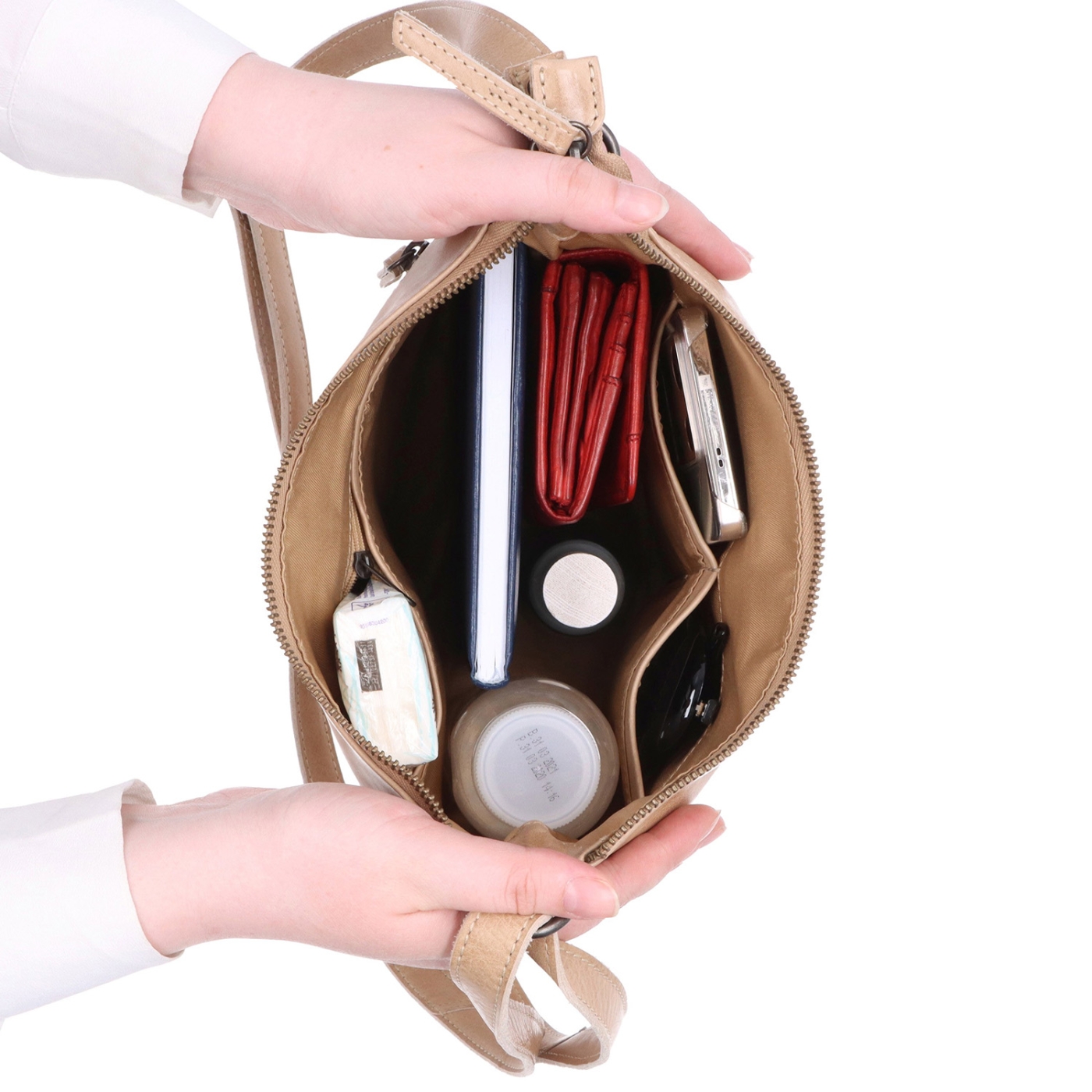 Nadčasová kožená kabelka přes rameno Noelia Bolger materiál kůže zapínání na zip barva béžová velikost střední NB 2405 BE Vnitřek