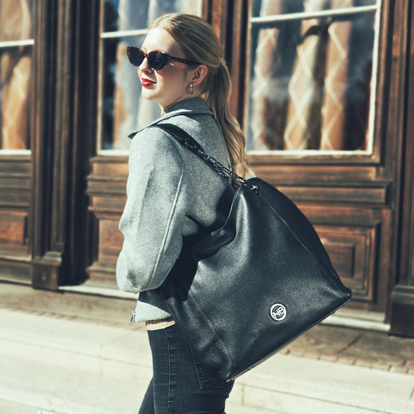 Elegantní kožená kabelka s uchy s řetízkem Noelia Bolger materiál kůže zapínání na zip barva černá velikost velká NB 3001 C Lifestyle